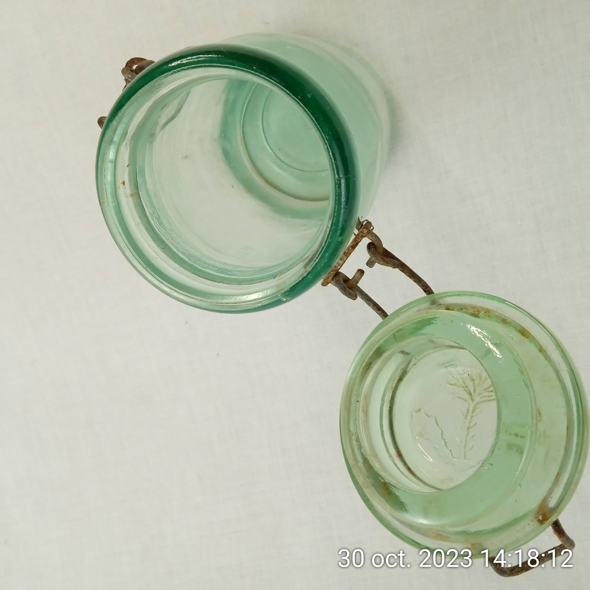 Voir photo 3 de Bocal ancien La Lorraine en verre vert 1 litre Bocal ancien La Lorraine en verre vert 1 litre Très bon état reconditionné photo 3