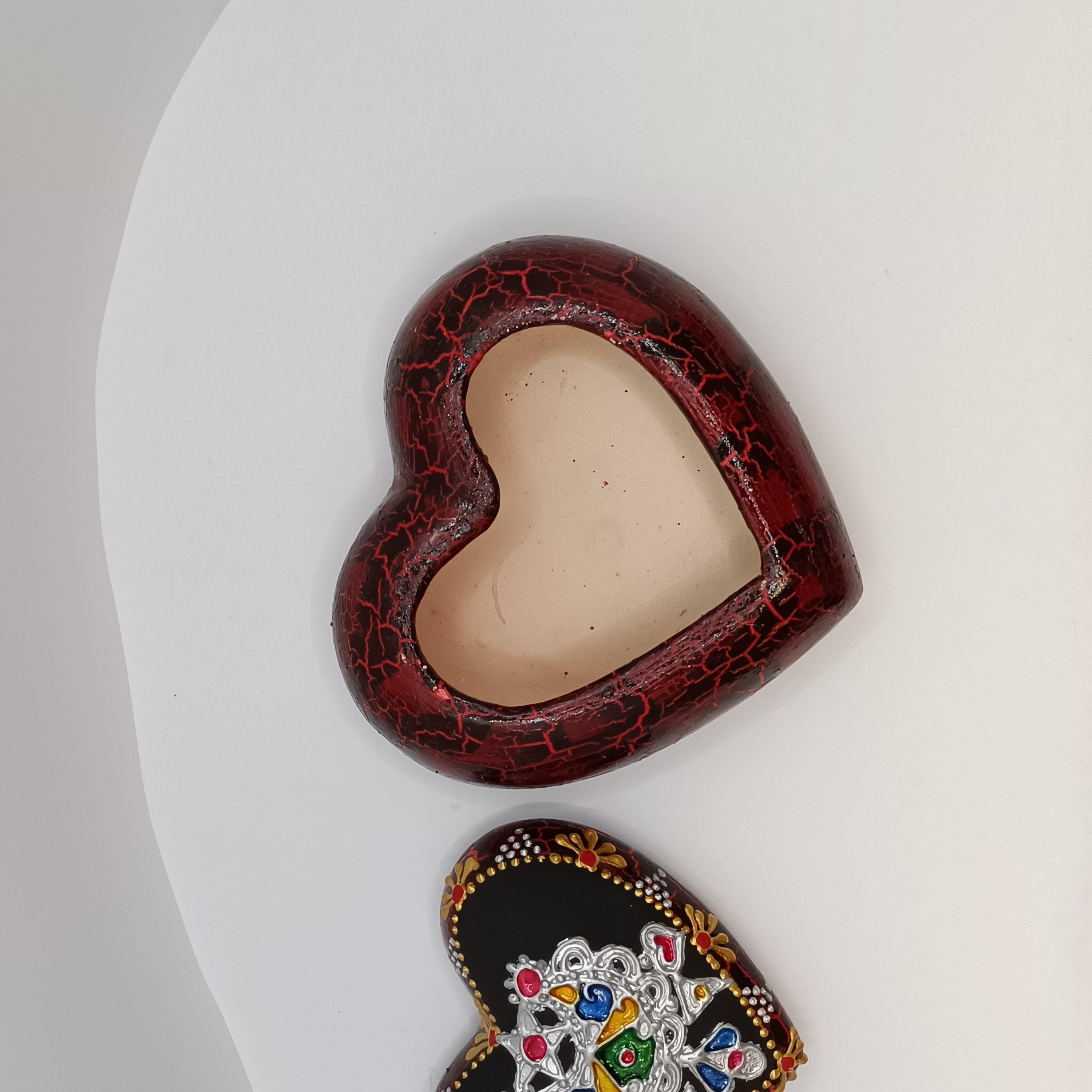 Voir photo 12 de Boîte à bijoux en cœur bois laqué rouge noir décor floral incrusté vintage Boîte à bijoux en cœur bois laqué rouge noir décor floral incrusté vintage Très bon état reconditionné photo 12