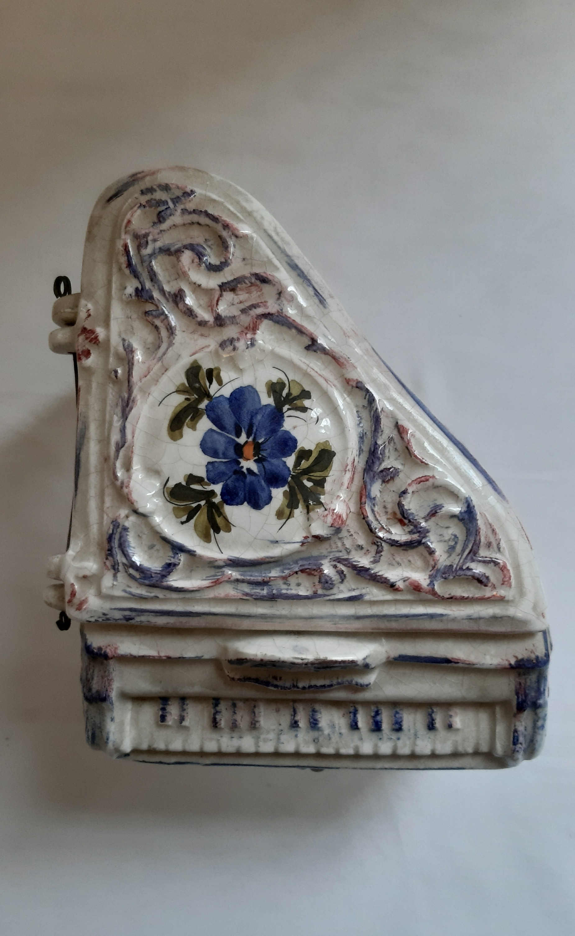 Voir photo 2 de Boite à bijoux pianio ancienne, en céramique craquelé polychrome, décoré main Boite à bijoux pianio ancienne, en céramique craquelé polychrome, décoré main Bon état reconditionné photo 2