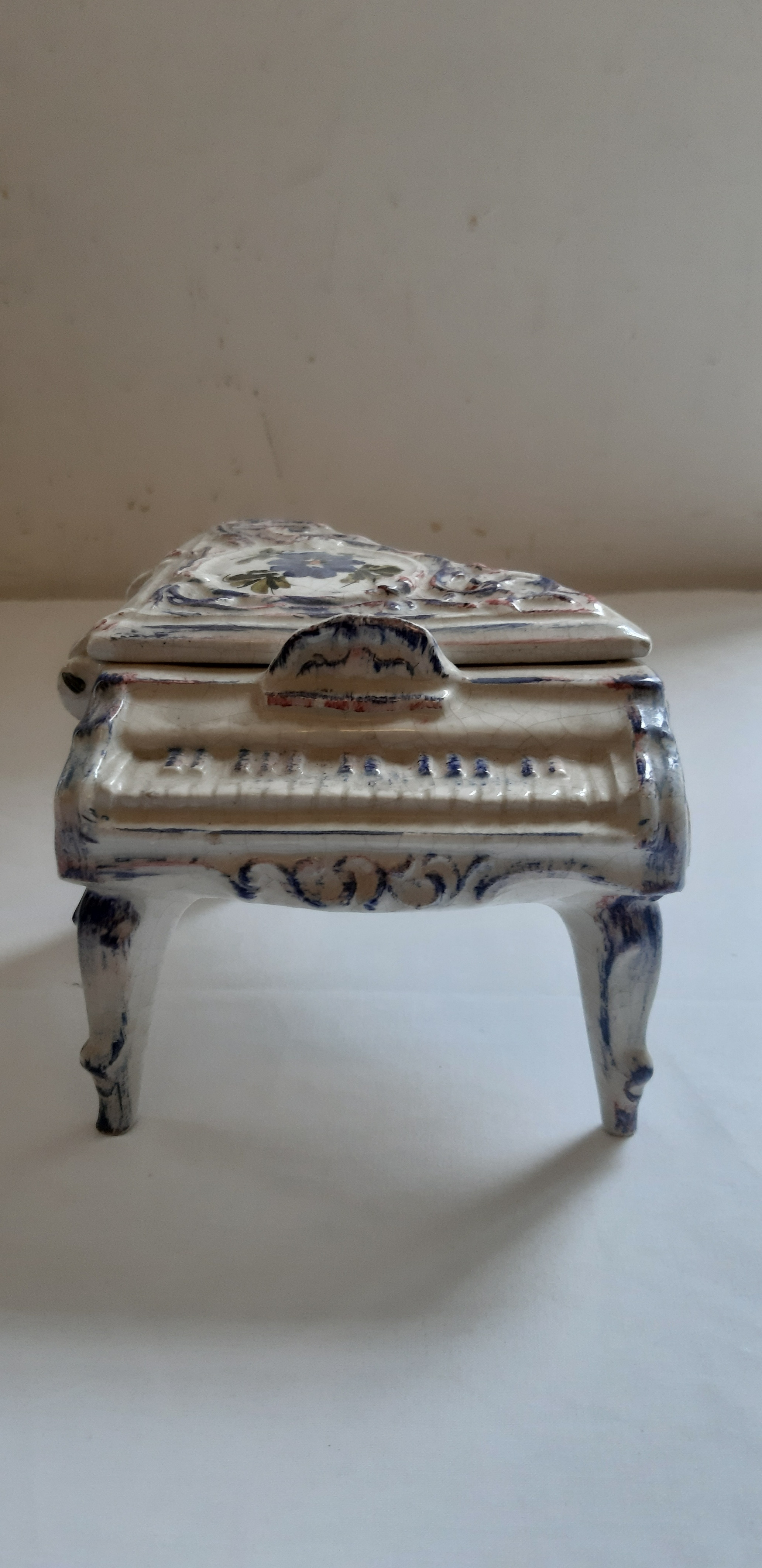 Voir photo 3 de Boite à bijoux pianio ancienne, en céramique craquelé polychrome, décoré main Boite à bijoux pianio ancienne, en céramique craquelé polychrome, décoré main Bon état reconditionné photo 3