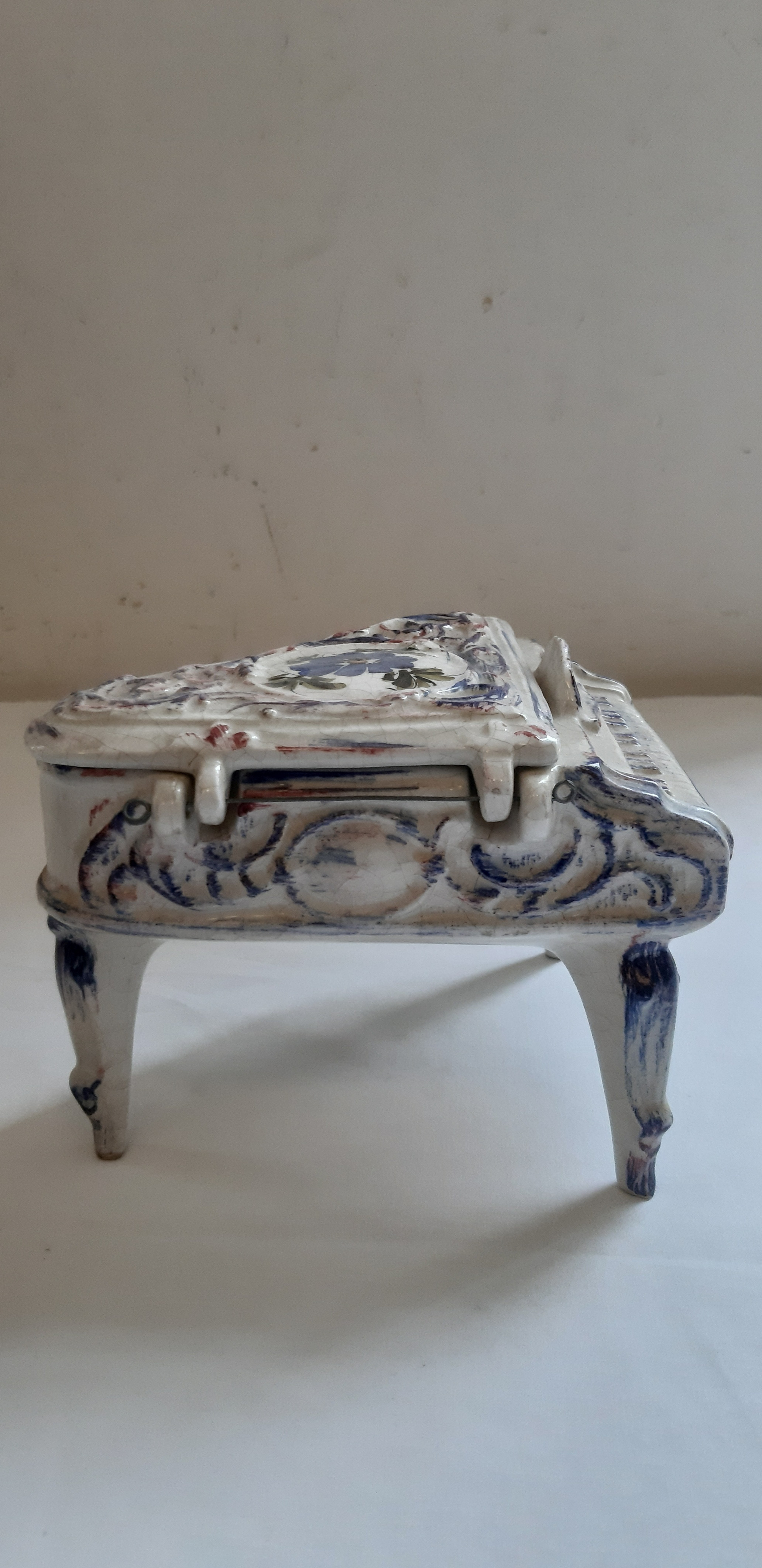 Voir photo 4 de Boite à bijoux pianio ancienne, en céramique craquelé polychrome, décoré main Boite à bijoux pianio ancienne, en céramique craquelé polychrome, décoré main Bon état reconditionné photo 4