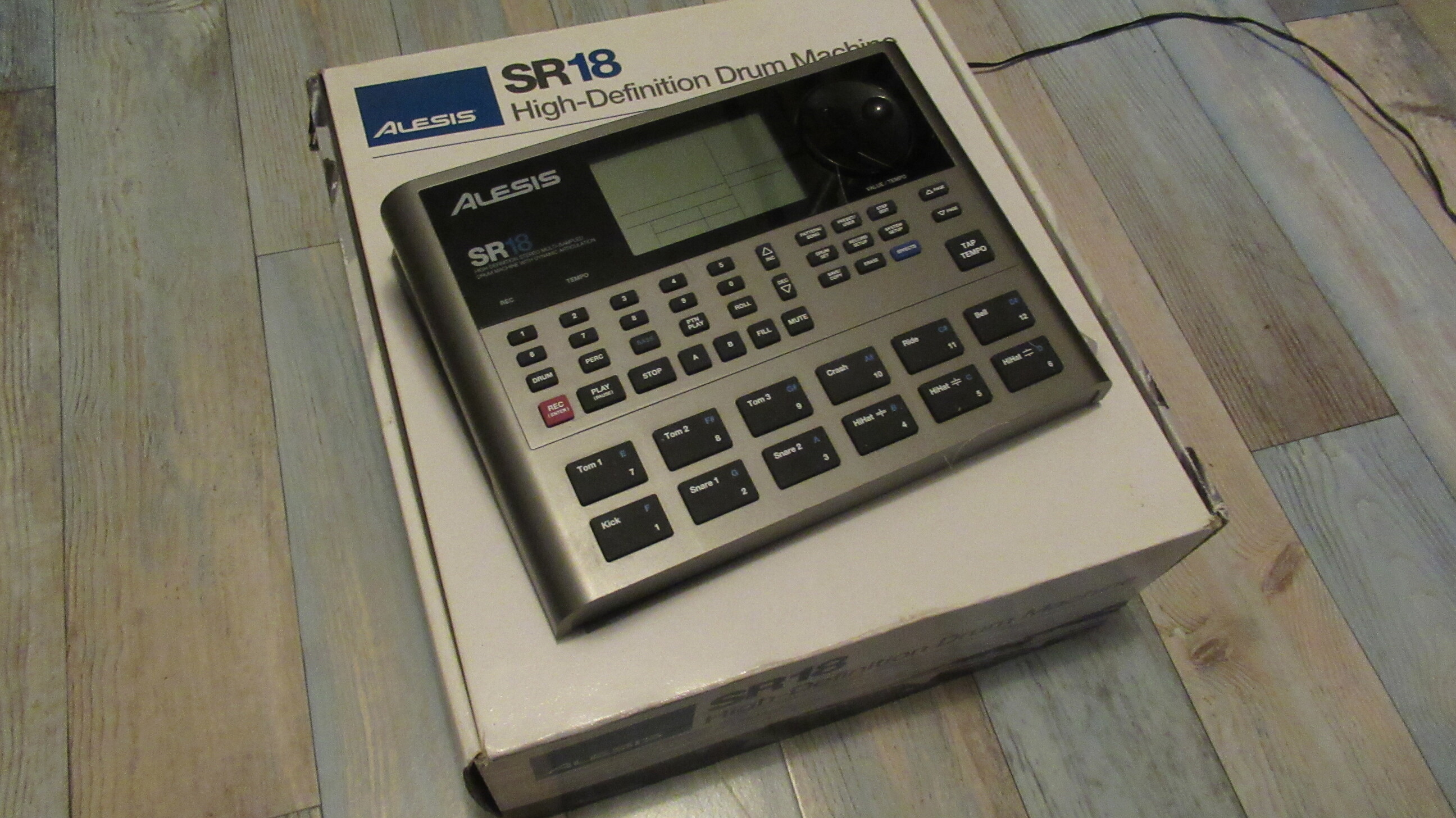 Boite a rythme Alesis SR18 reconditionné disponible sur Zic Ethic
