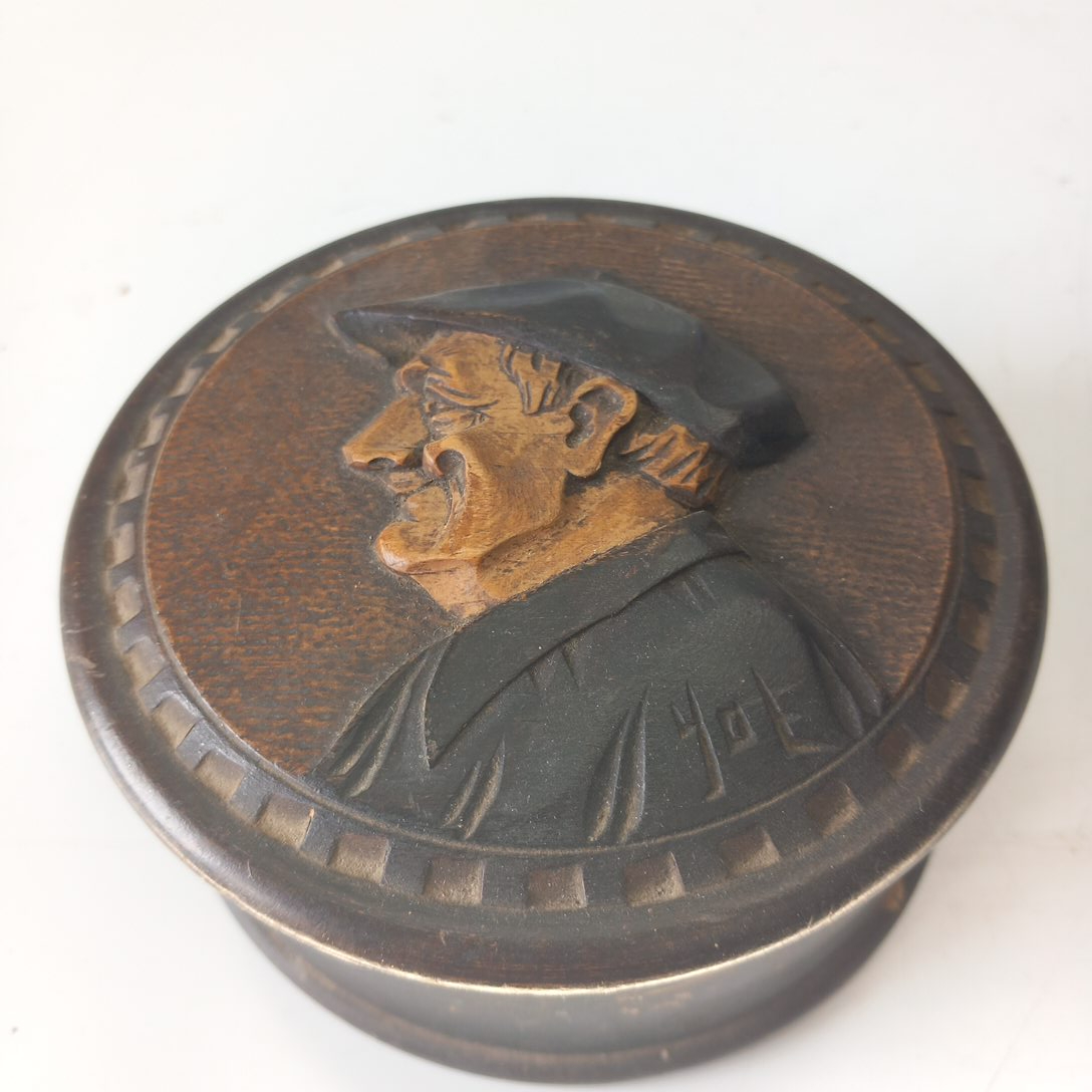 Boite à Tabac ronde en Bois couvercle relief Bon état - 10,00 € Boite à Tabac ronde en Bois couvercle relief Bon état reconditionné disponible sur Label Emmaüs