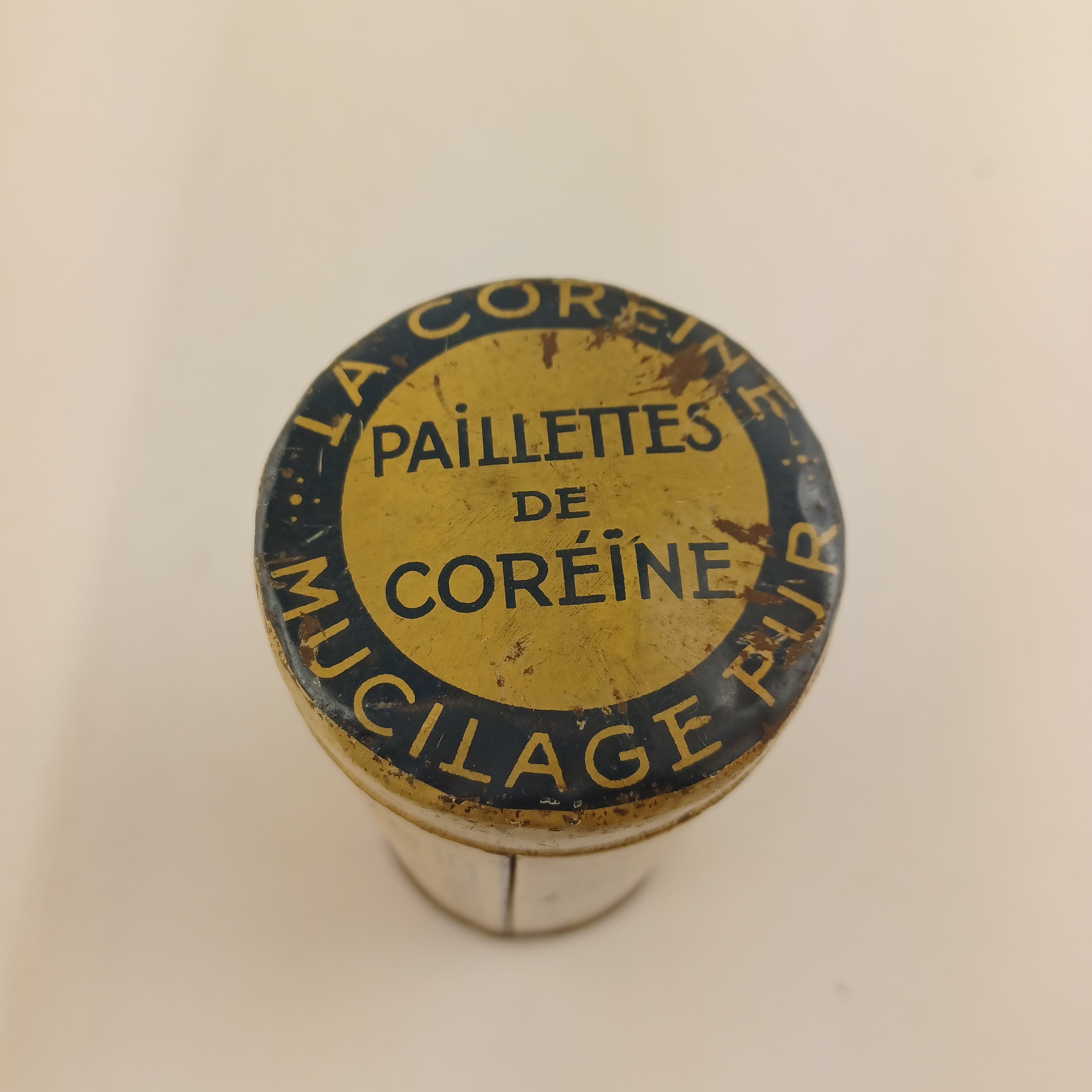 Voir photo 2 de Boite ancienne de métal de paillettes Coréine Boite ancienne de métal de paillettes Coréine Bon état reconditionné photo 2