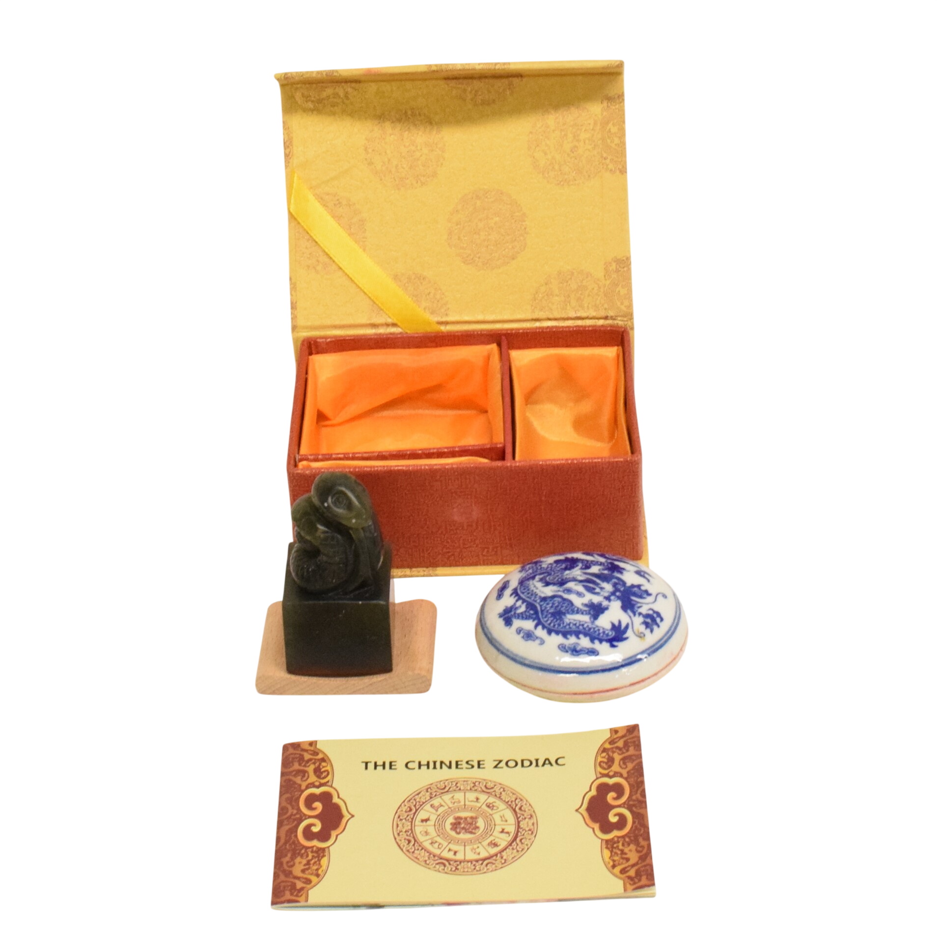 Boite avec sceau serpent du zodiaque chinois et pâte d'encre rouge avec son récipient État correct - 10,00 € Boite avec sceau serpent du zodiaque chinois et pâte d'encre rouge avec son récipient État correct reconditionné disponible sur Label Emmaüs