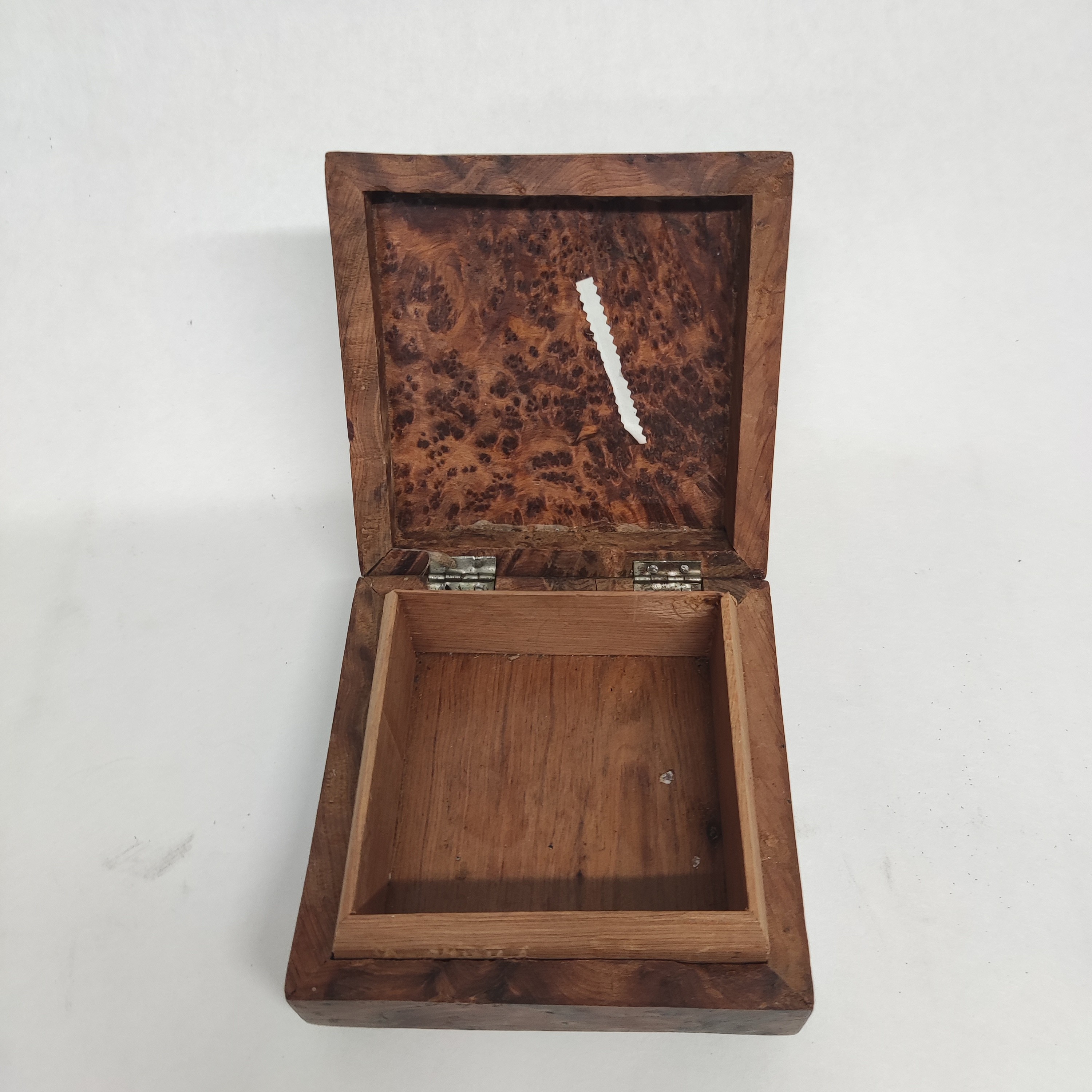 Acheter Boite bijoux bois ronce de noyer Bon état - 11,00 € Boite bijoux bois ronce de noyer Bon état reconditionné disponible sur Label Emmaüs