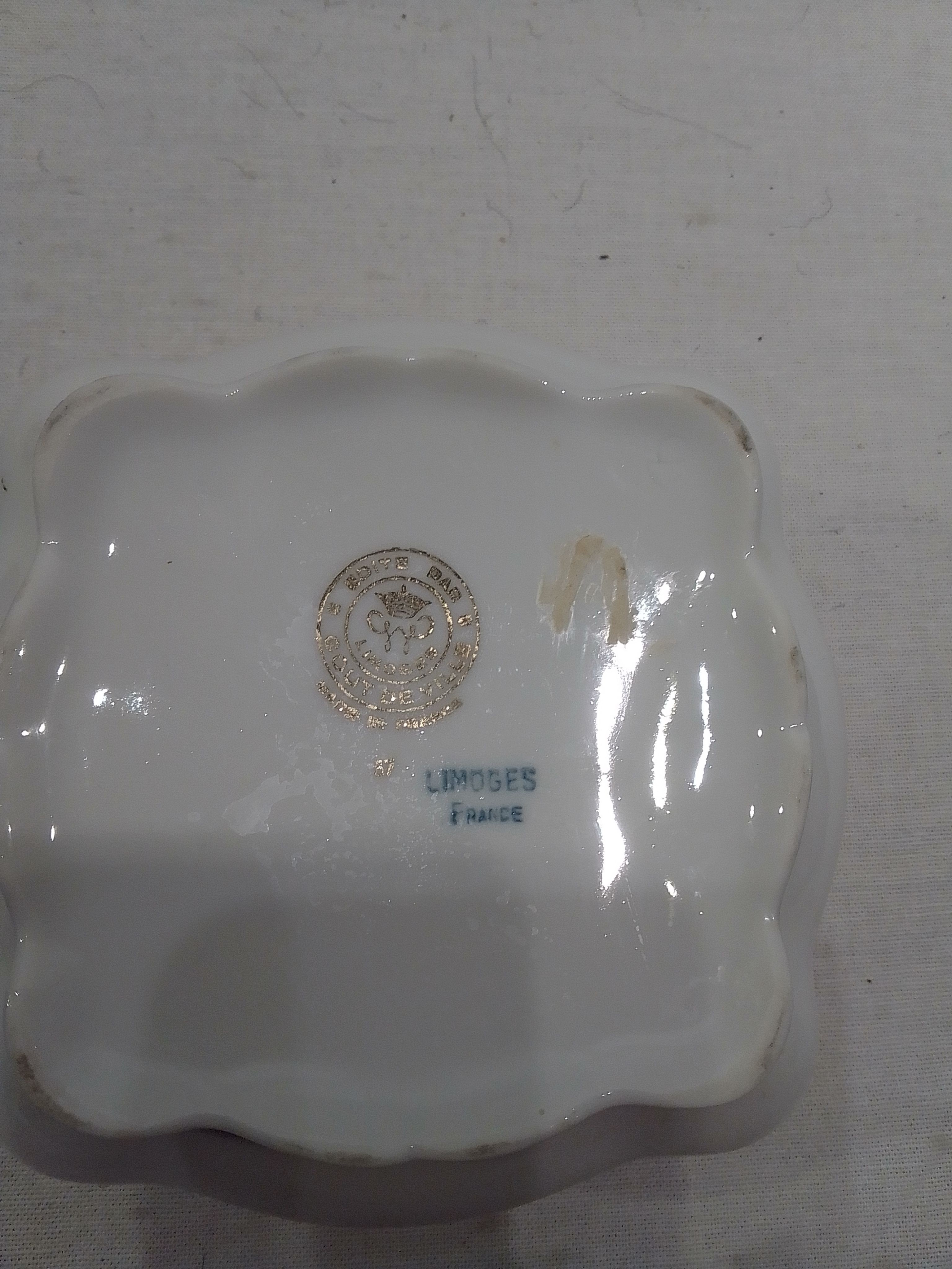 Voir photo 2 de Boîte Bonbonnière porcelaine de Limoge Boîte Bonbonnière porcelaine de Limoge État correct reconditionné photo 2