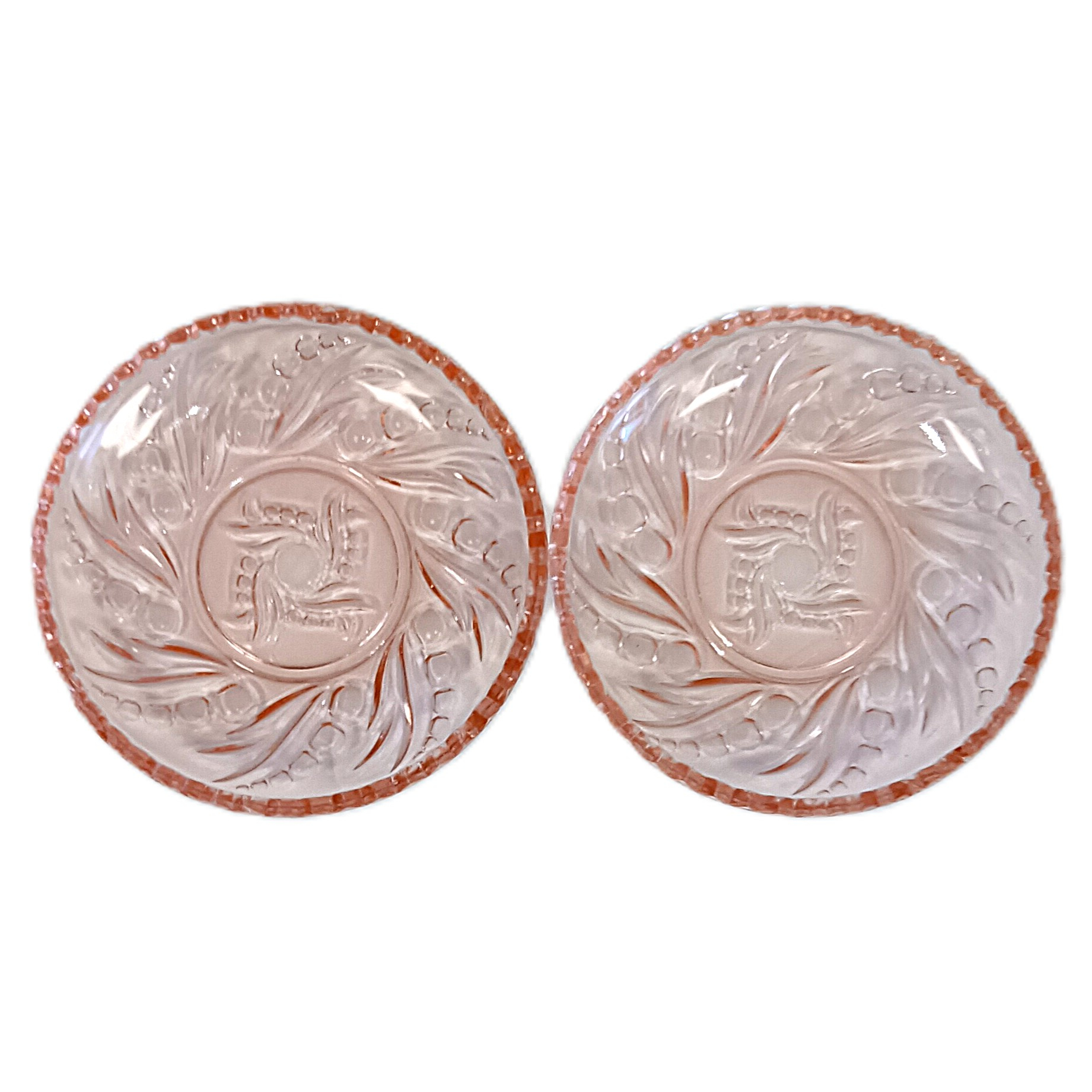 Voir photo 4 de Boîte bonbonnière vintage en verre rose moulé décor floral – Ø 14,5 cm Boîte bonbonnière vintage en verre rose moulé décor floral – Ø 14,5 cm Très bon état reconditionné photo 4
