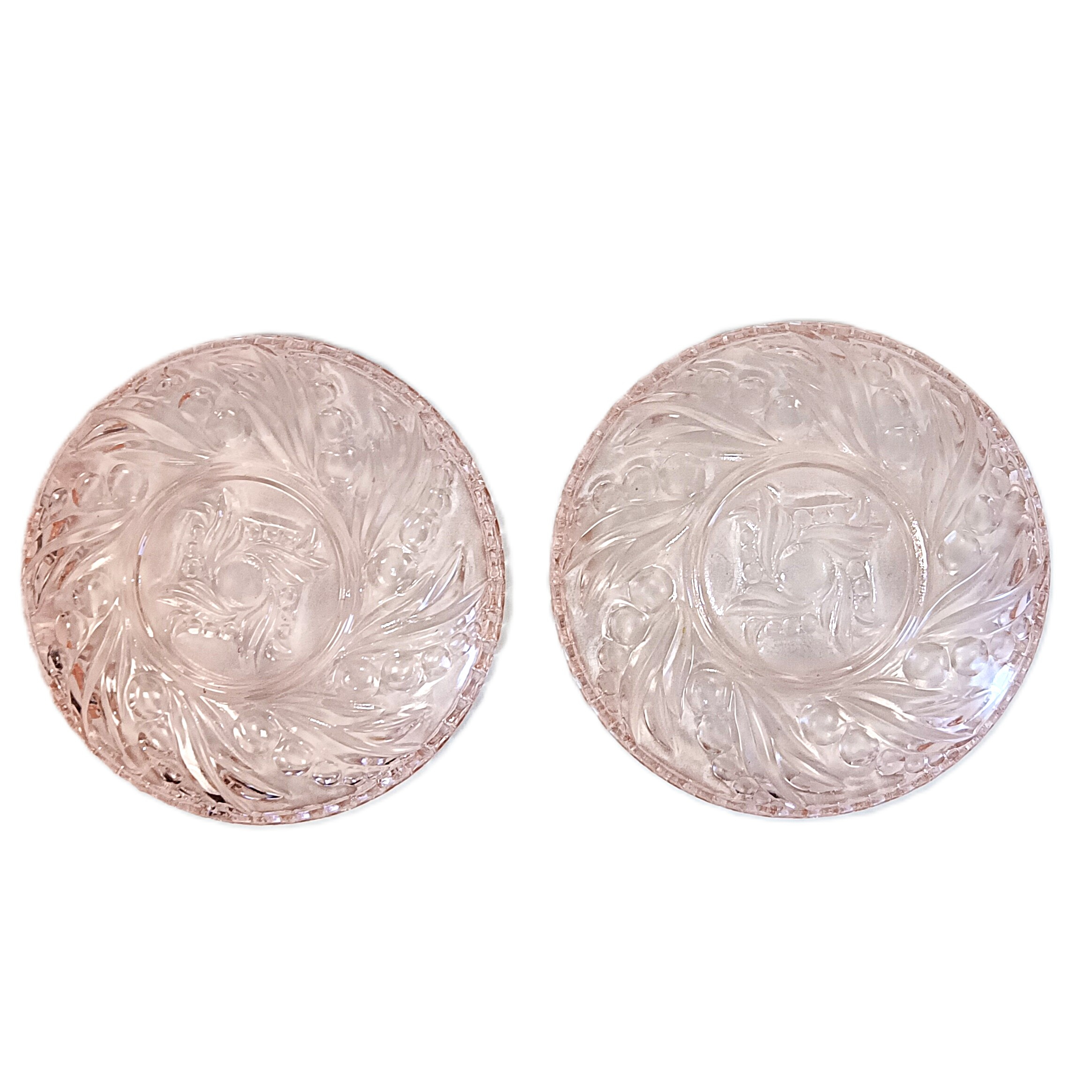 Voir photo 6 de Boîte bonbonnière vintage en verre rose moulé décor floral – Ø 14,5 cm Boîte bonbonnière vintage en verre rose moulé décor floral – Ø 14,5 cm Très bon état reconditionné photo 6