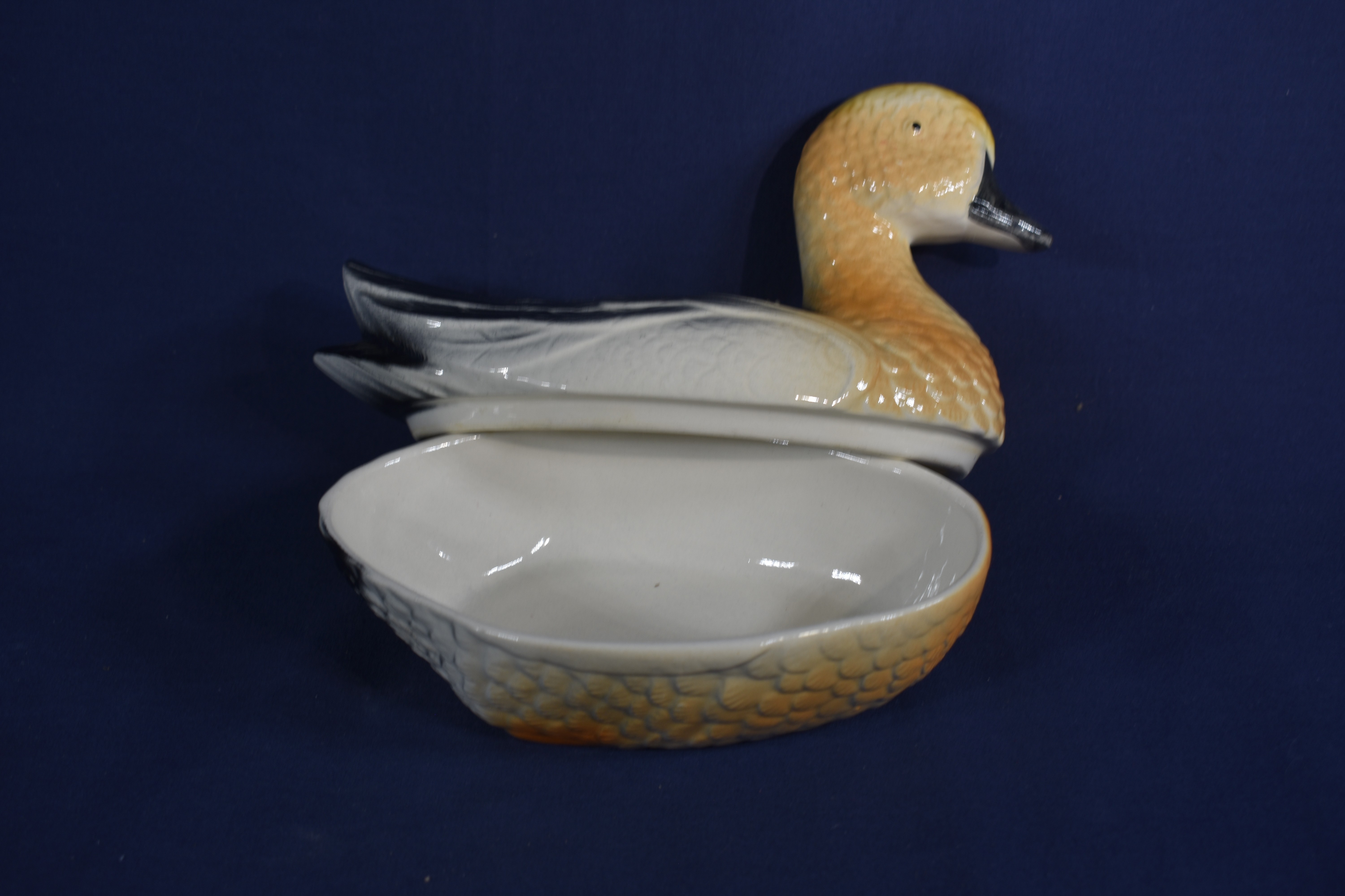 Voir photo 4 de Boîte Canard en céramique colorée, longueur 21 & largeur 11 et hauteur 15 cm. Boîte Canard en céramique colorée, longueur 21 & largeur 11 et hauteur 15 cm. Bon état reconditionné photo 4