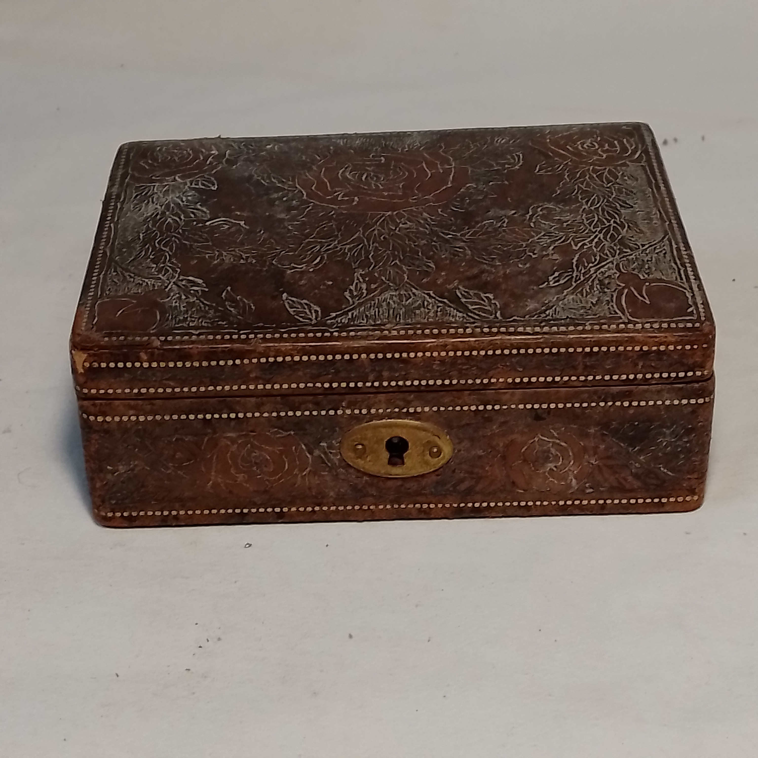 Voir photo 4 de Boîte coffret en bois et cuir gravé Boîte coffret en bois et cuir gravé État correct reconditionné photo 4
