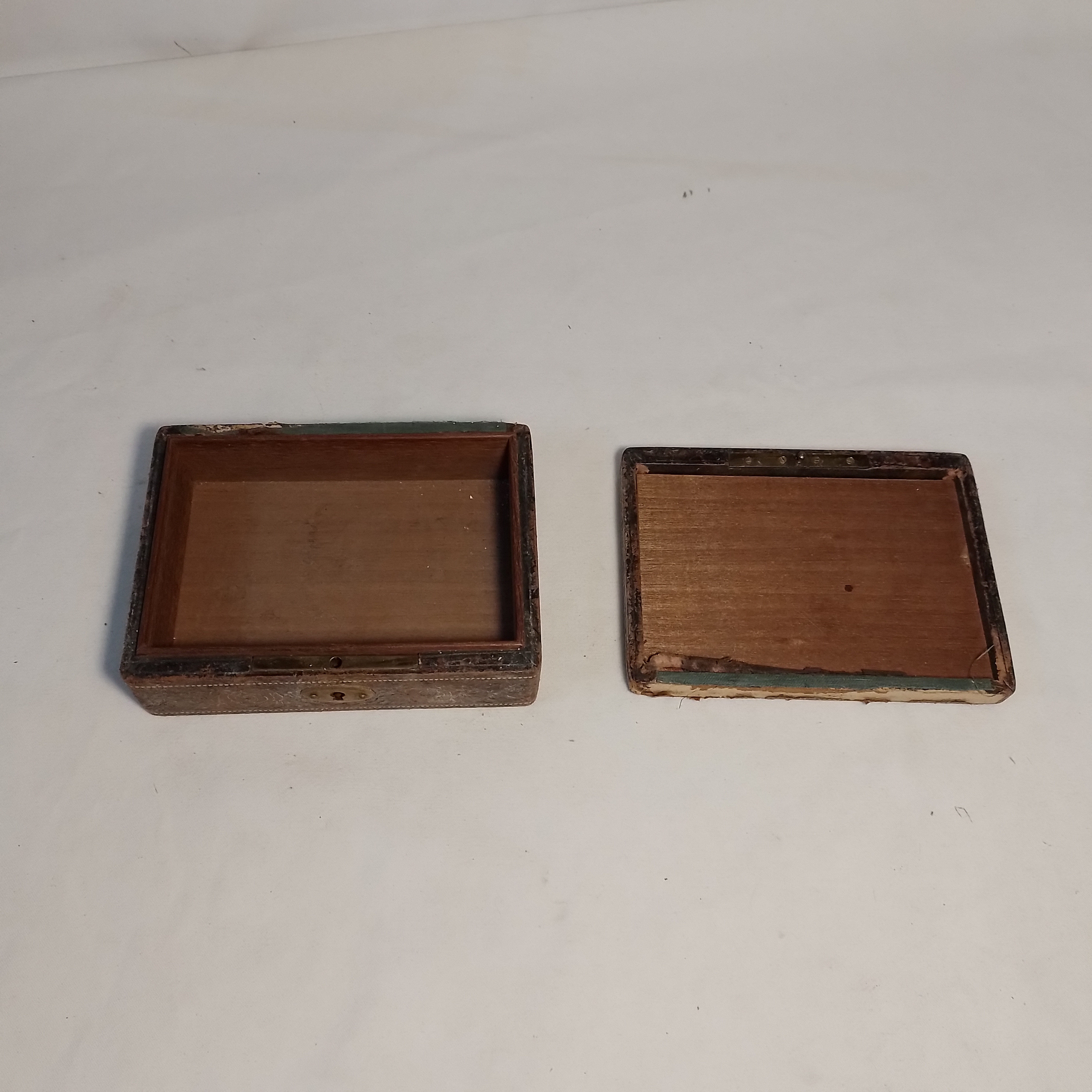 Voir photo 6 de Boîte coffret en bois et cuir gravé Boîte coffret en bois et cuir gravé État correct reconditionné photo 6