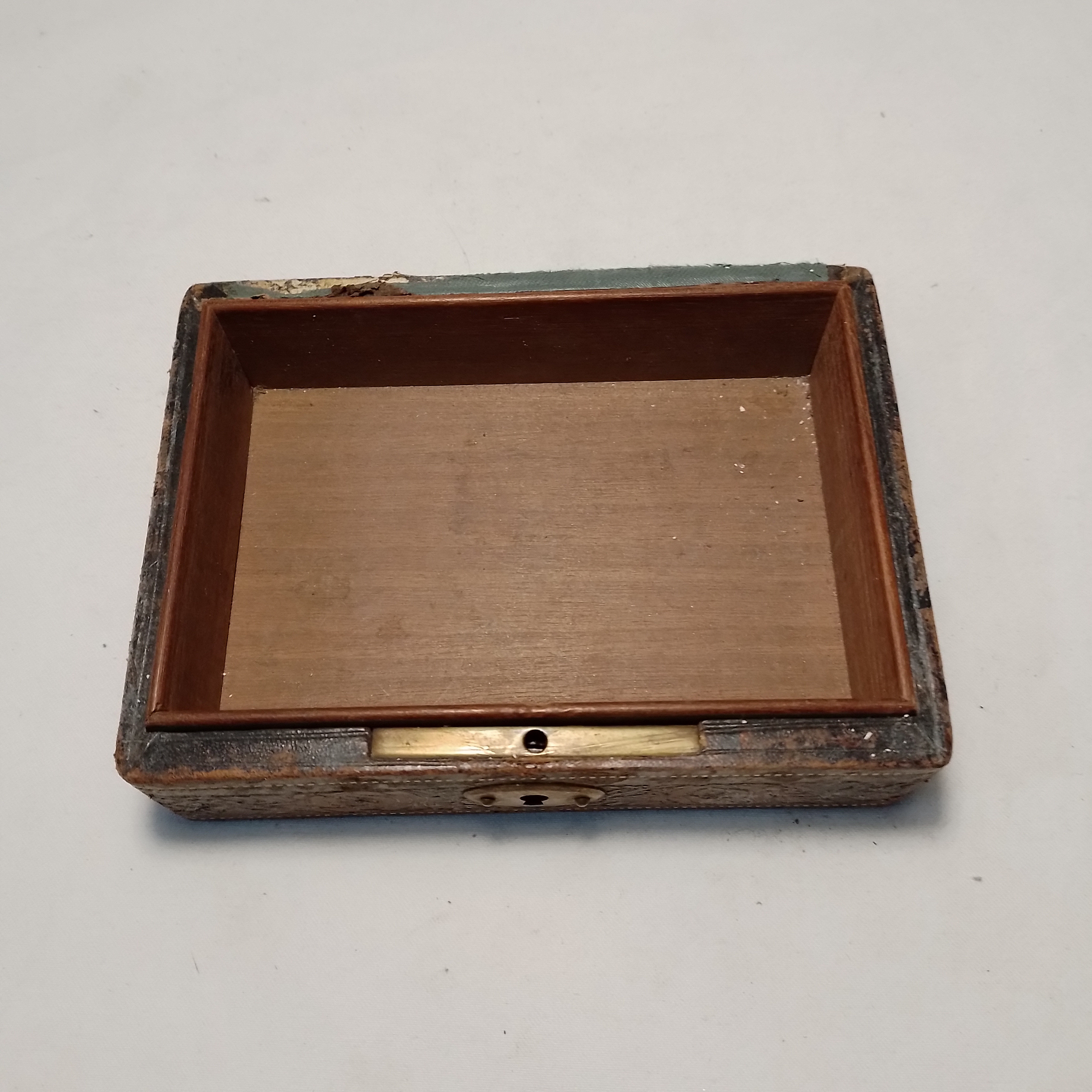 Voir photo 7 de Boîte coffret en bois et cuir gravé Boîte coffret en bois et cuir gravé État correct reconditionné photo 7