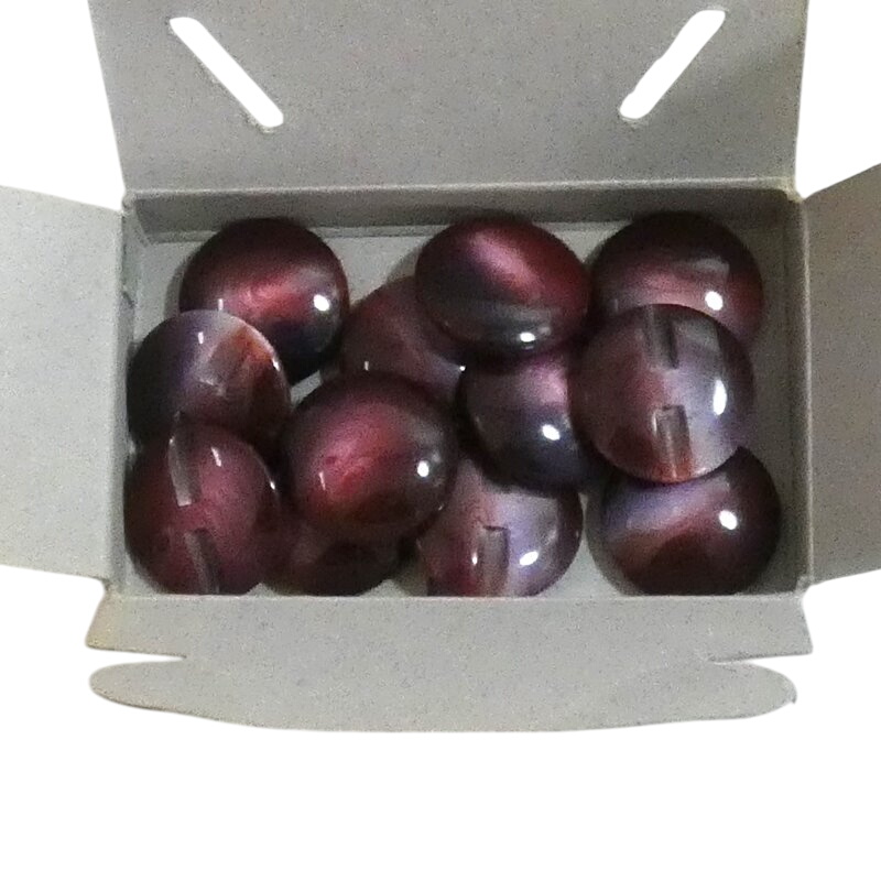 Boite de 12 gros boutons à tunnel en plastique rose/bordeaux irisé Parfait état - 10,00 € Boite de 12 gros boutons à tunnel en plastique rose/bordeaux irisé Parfait état reconditionné disponible sur Label Emmaüs