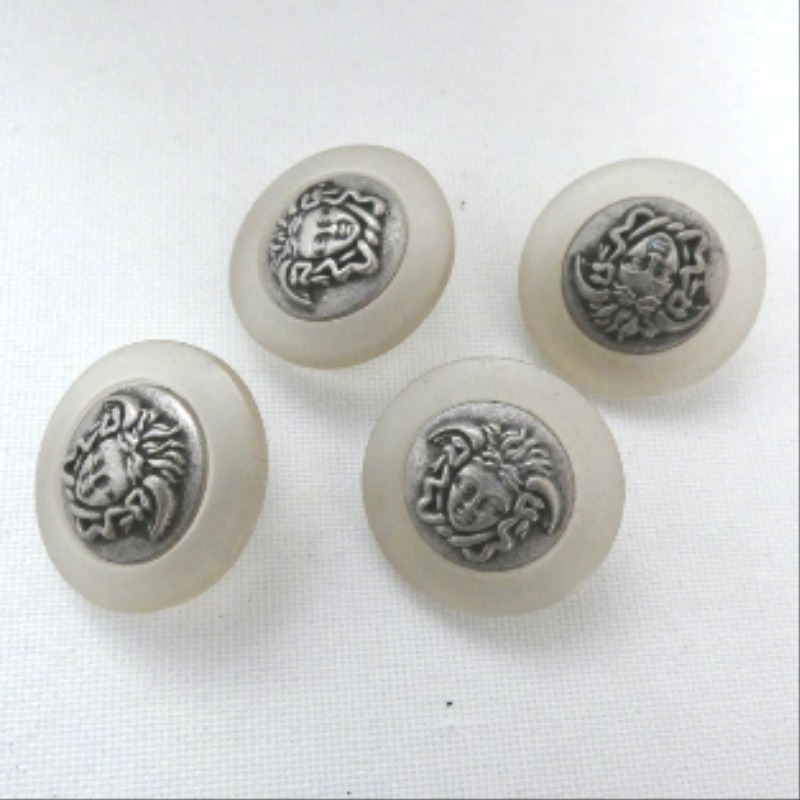 Voir photo 2 de Boite de 26 boutons à queue en résine crème et tête de Méduse en métal argenté Boite de 26 boutons à queue en résine crème et tête de Méduse en métal argenté Parfait état reconditionné photo 2