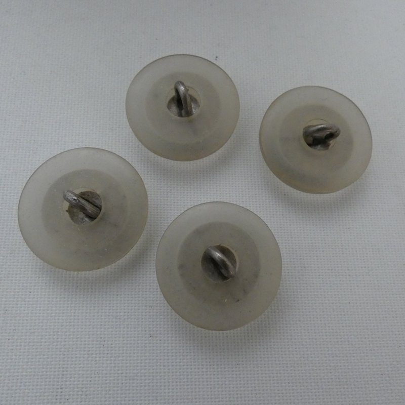 Voir photo 3 de Boite de 26 boutons à queue en résine crème et tête de Méduse en métal argenté Boite de 26 boutons à queue en résine crème et tête de Méduse en métal argenté Parfait état reconditionné photo 3
