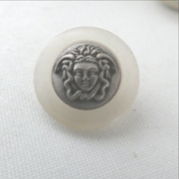 Voir photo 4 de Boite de 26 boutons à queue en résine crème et tête de Méduse en métal argenté Boite de 26 boutons à queue en résine crème et tête de Méduse en métal argenté Parfait état reconditionné photo 4