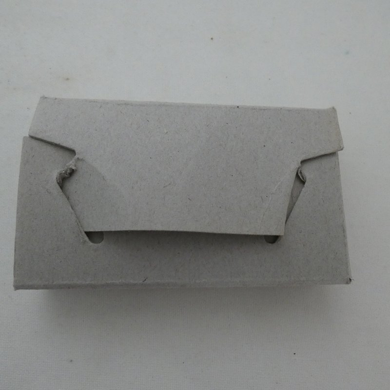 Voir photo 5 de Boite de 26 boutons à queue en résine crème et tête de Méduse en métal argenté Boite de 26 boutons à queue en résine crème et tête de Méduse en métal argenté Parfait état reconditionné photo 5