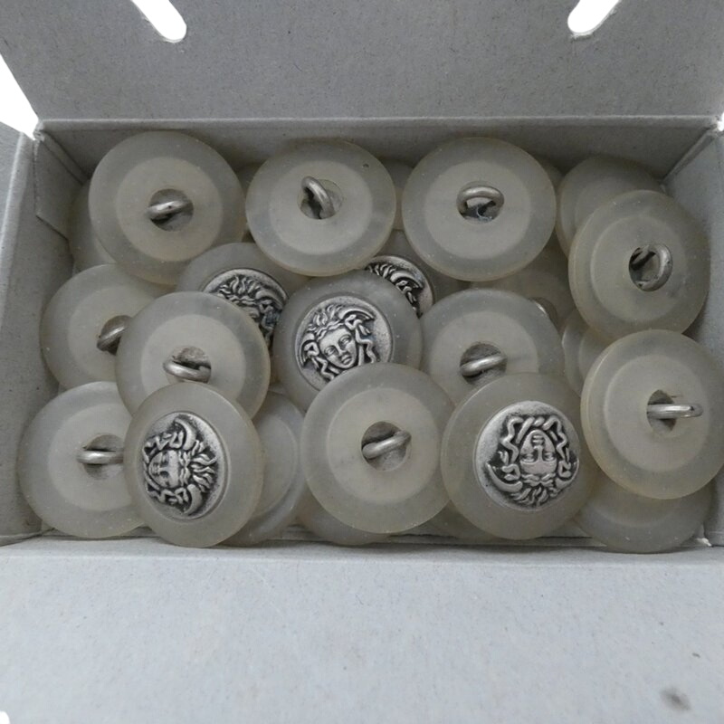 Boite de 26 boutons à queue en résine crème et tête de Méduse en métal argenté Parfait état - 10,00 € Boite de 26 boutons à queue en résine crème et tête de Méduse en métal argenté Parfait état reconditionné disponible sur Label Emmaüs