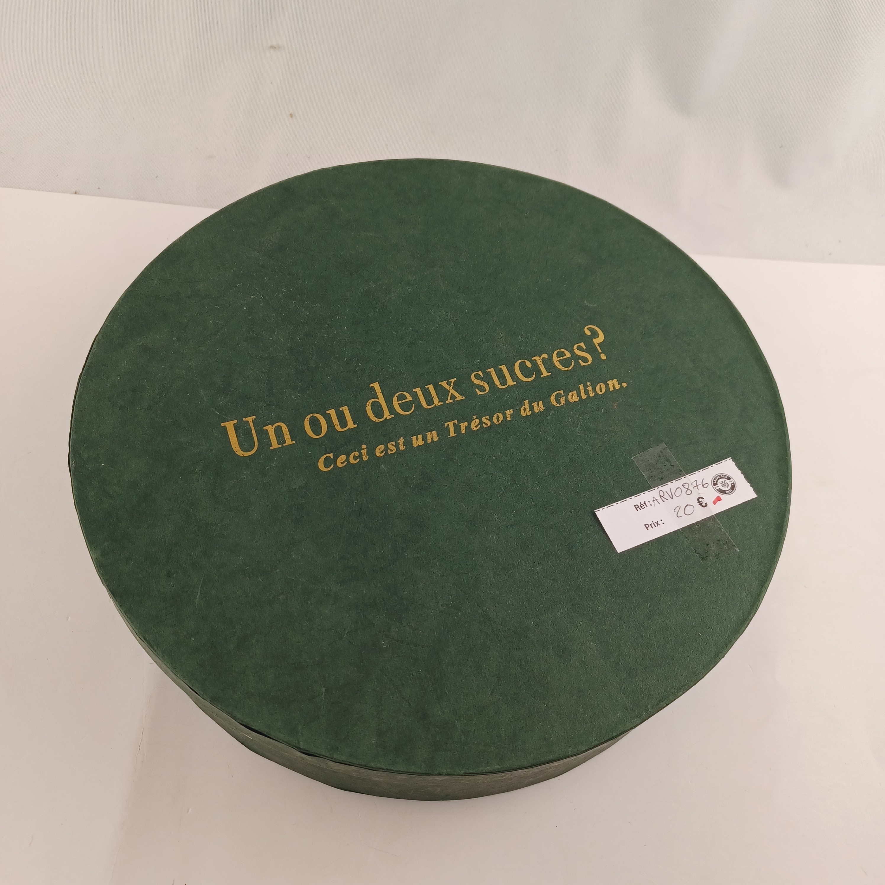 Voir photo 11 de Boite de set complet à café ou thé de six tasses et sous-tasses Galion So French décor du Galion dans son coffret d'origine Boite de set complet à café ou thé de six tasses et sous-tasses Galion So French décor du Galion dans son coffret d'origine Très bon état reconditionné photo 11