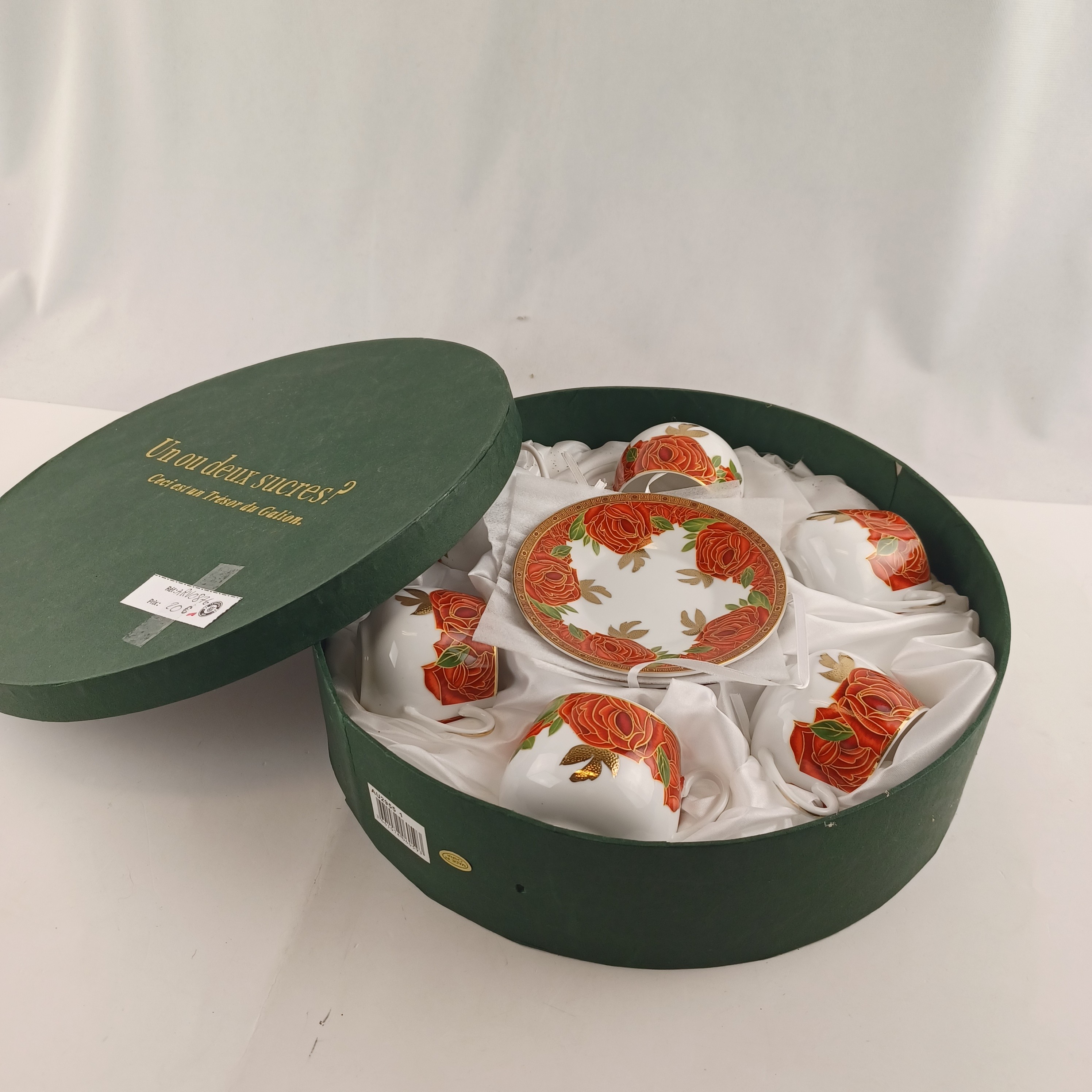 Voir photo 2 de Boite de set complet à café ou thé de six tasses et sous-tasses Galion So French décor du Galion dans son coffret d'origine Boite de set complet à café ou thé de six tasses et sous-tasses Galion So French décor du Galion dans son coffret d'origine Très bon état reconditionné photo 2