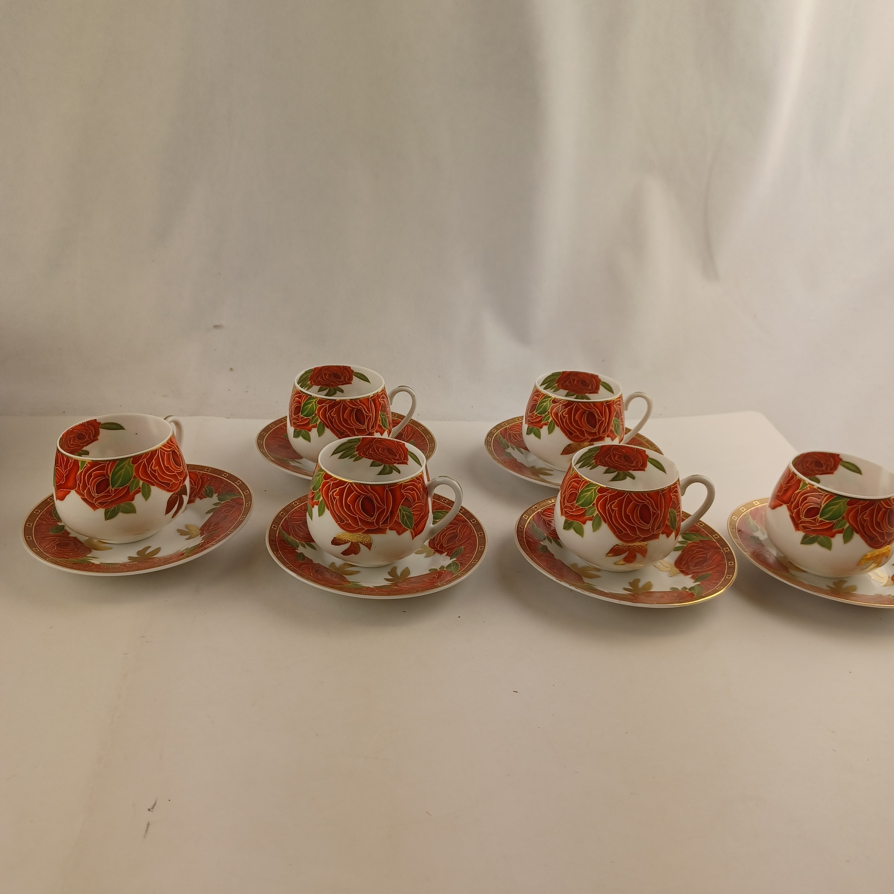 Voir photo 4 de Boite de set complet à café ou thé de six tasses et sous-tasses Galion So French décor du Galion dans son coffret d'origine Boite de set complet à café ou thé de six tasses et sous-tasses Galion So French décor du Galion dans son coffret d'origine Très bon état reconditionné photo 4