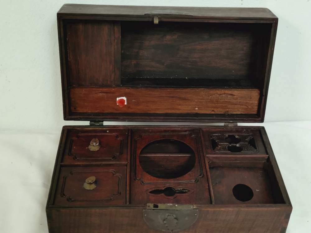 Voir photo 4 de Boîte de toilette chinoise, en bois, à compartiment, début XXe. Boîte de toilette chinoise, en bois, à compartiment, début XXe. reconditionné photo 4