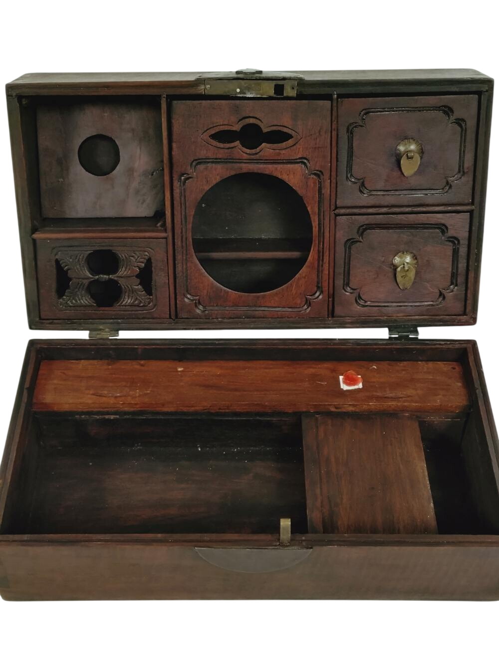 Boîte de toilette chinoise, en bois, à compartiment, début XXe. - 58,00 € Boîte de toilette chinoise, en bois, à compartiment, début XXe. reconditionné disponible sur Label Emmaüs