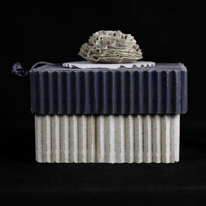 Boîte déco carrée en carton ciré - TRËMA Parfait état - alternatives disponibles sur Dero Boîte déco carrée en carton ciré - TRËMA Parfait état reconditionné (offre indisponible)