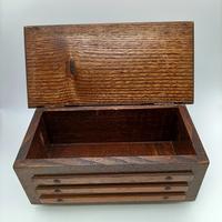 Voir photo 2 de Boîte en bois sculpté vintage coffret rustique décor losange clouté Boîte en bois sculpté vintage coffret rustique décor losange clouté Très bon état reconditionné photo 2