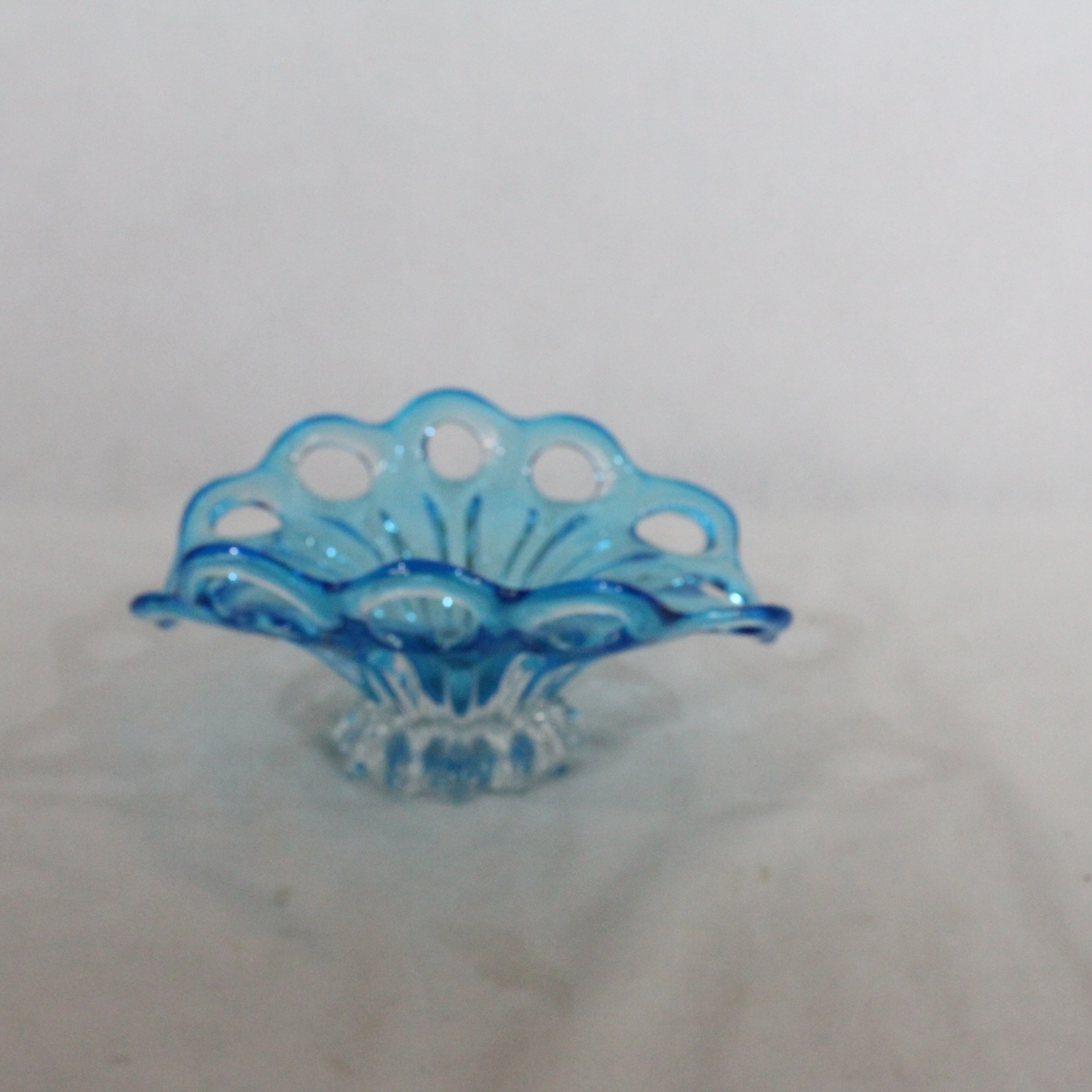 Bol à fruits à pied ovale en verre bleu cobalt Bon état - 25,00 € Bol à fruits à pied ovale en verre bleu cobalt Bon état reconditionné disponible sur Label Emmaüs