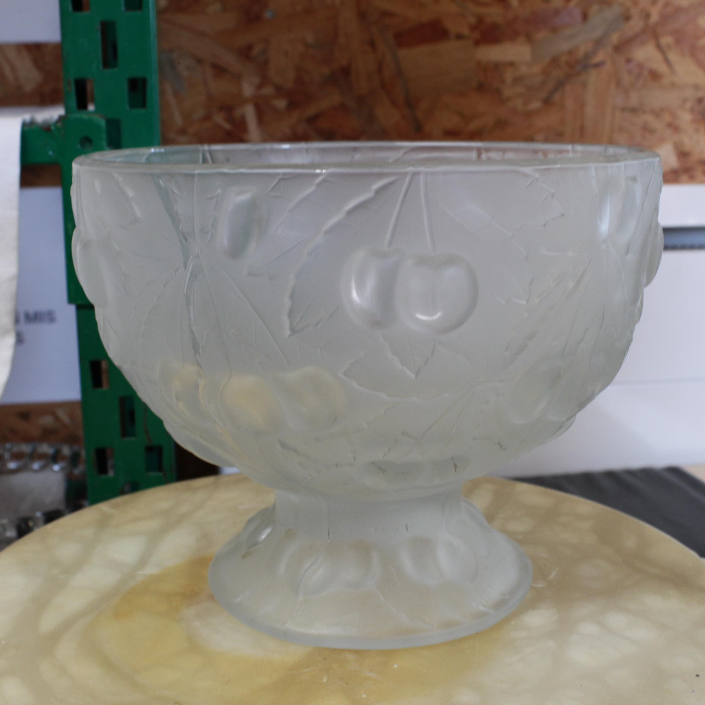 Bol à fruits ou saladier verre et cristal Très bon état - 37,50 € Bol à fruits ou saladier verre et cristal Très bon état reconditionné disponible sur Label Emmaüs