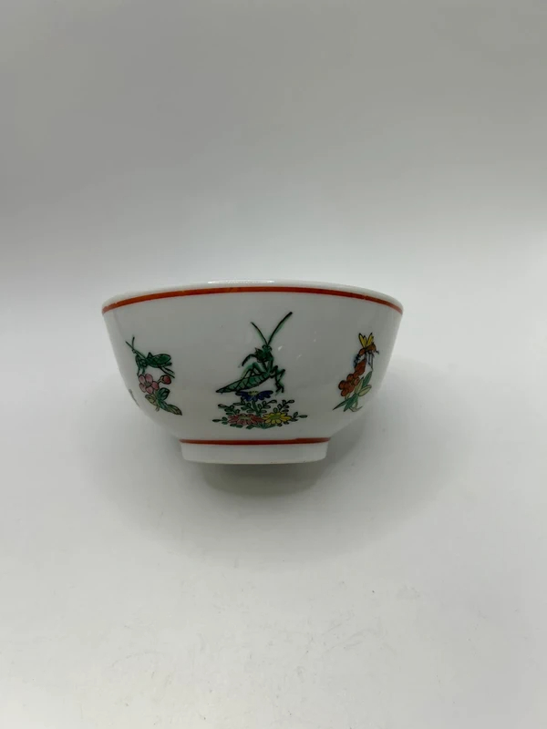 Voir photo 2 de Bol chinois en porcelaine décor floral peint 11,5 cm style Famille Rose Bol chinois en porcelaine décor floral peint 11,5 cm style Famille Rose Très bon état reconditionné photo 2