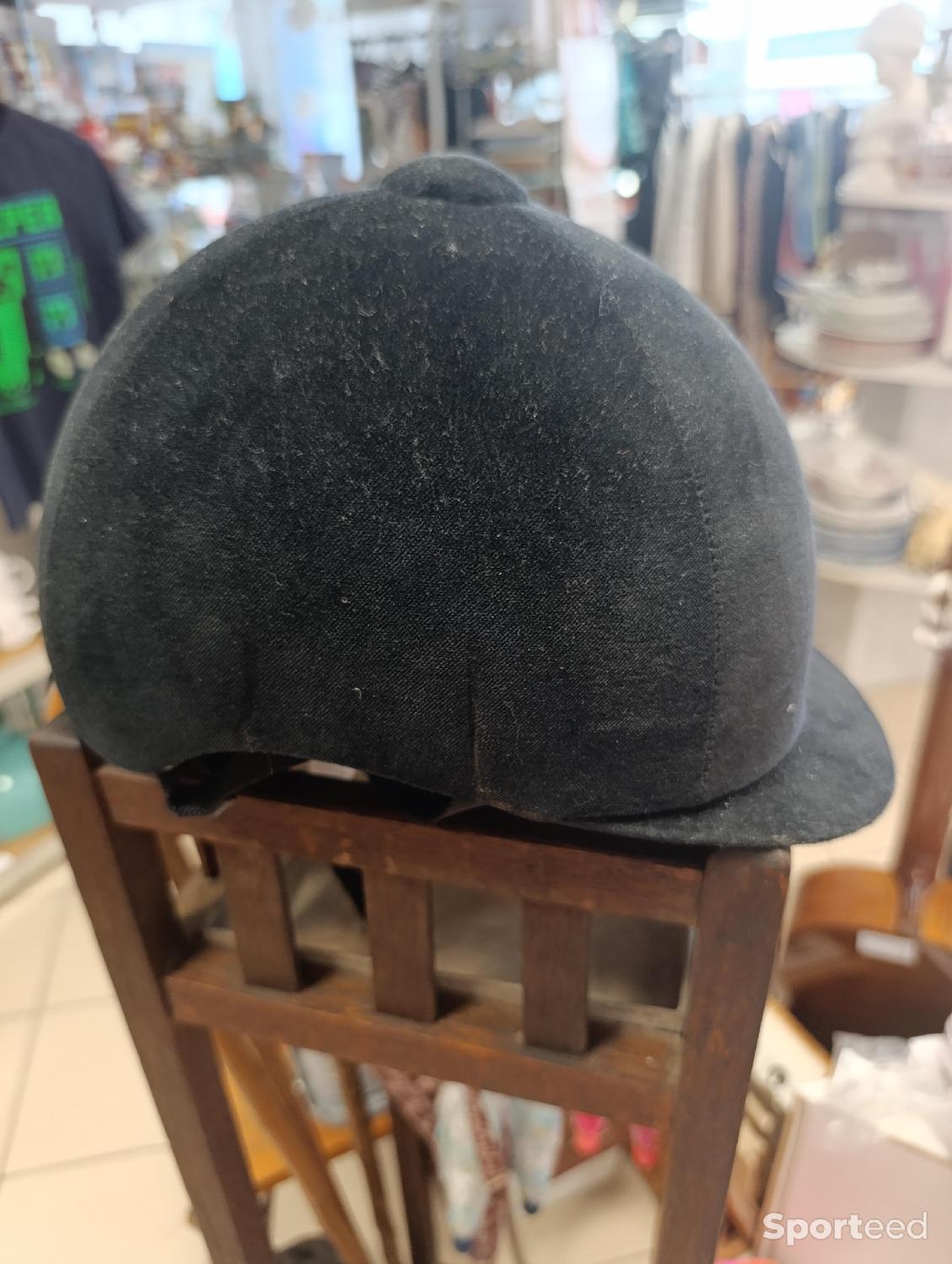 bombe d'équitation pour concours en velours noir taille 54 Très bon état - 10,00 € bombe d'équitation pour concours en velours noir taille 54 Très bon état Decathlon reconditionné disponible sur Sporteed