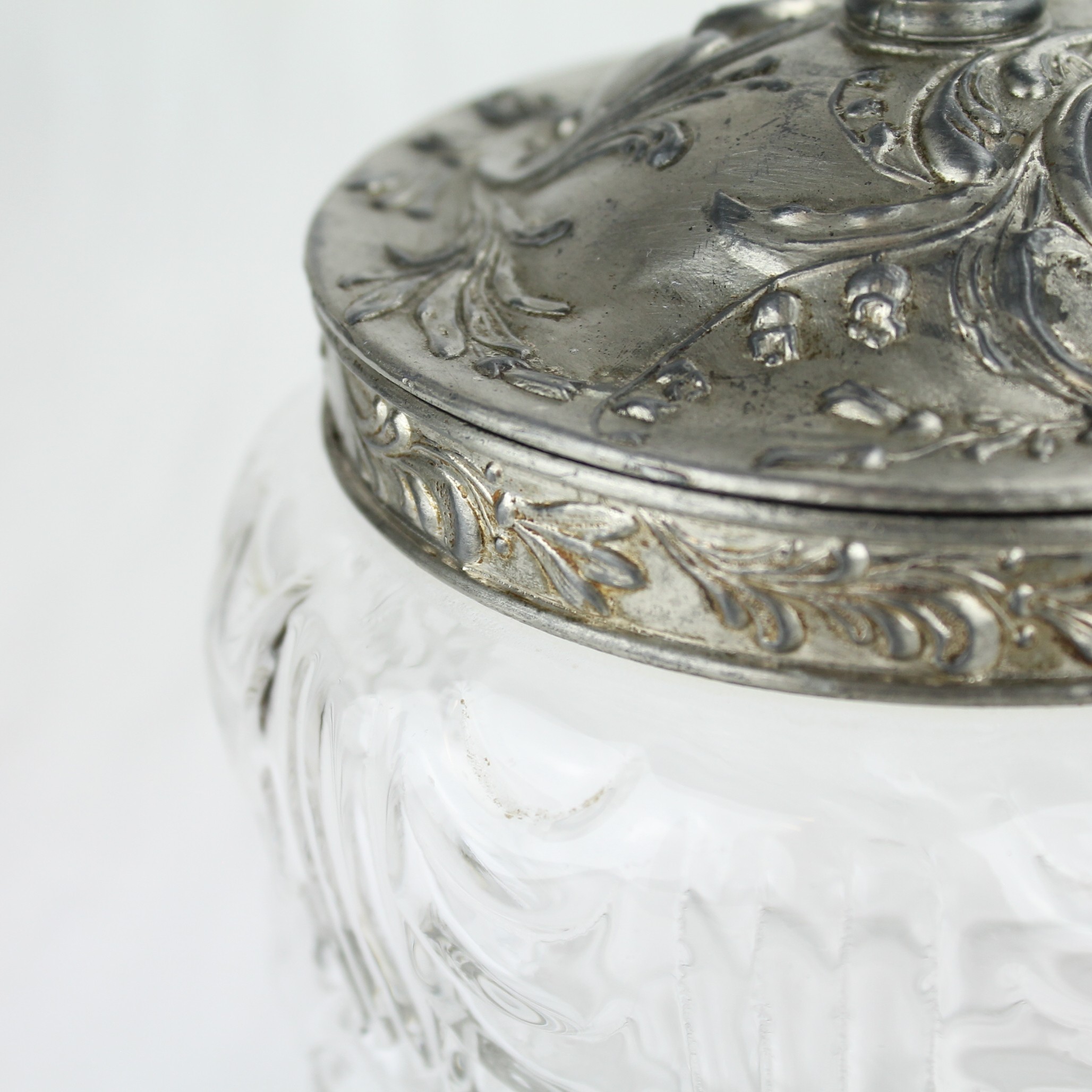 Voir photo 2 de Bonbonnière ancienne - Verre et métal Bonbonnière ancienne - Verre et métal Bon état reconditionné photo 2
