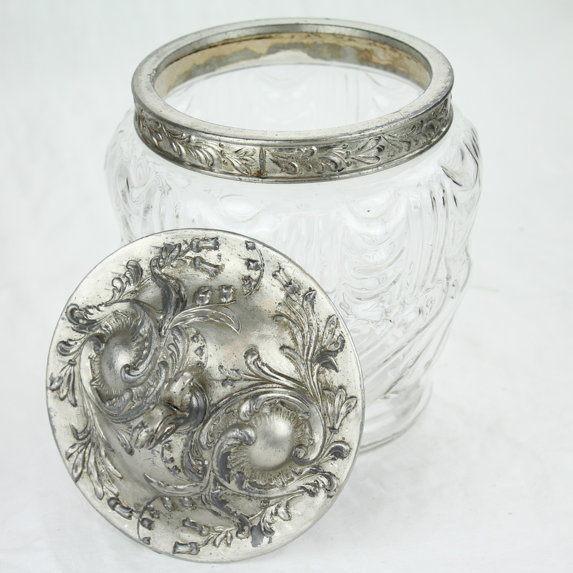 Voir photo 3 de Bonbonnière ancienne - Verre et métal Bonbonnière ancienne - Verre et métal Bon état reconditionné photo 3