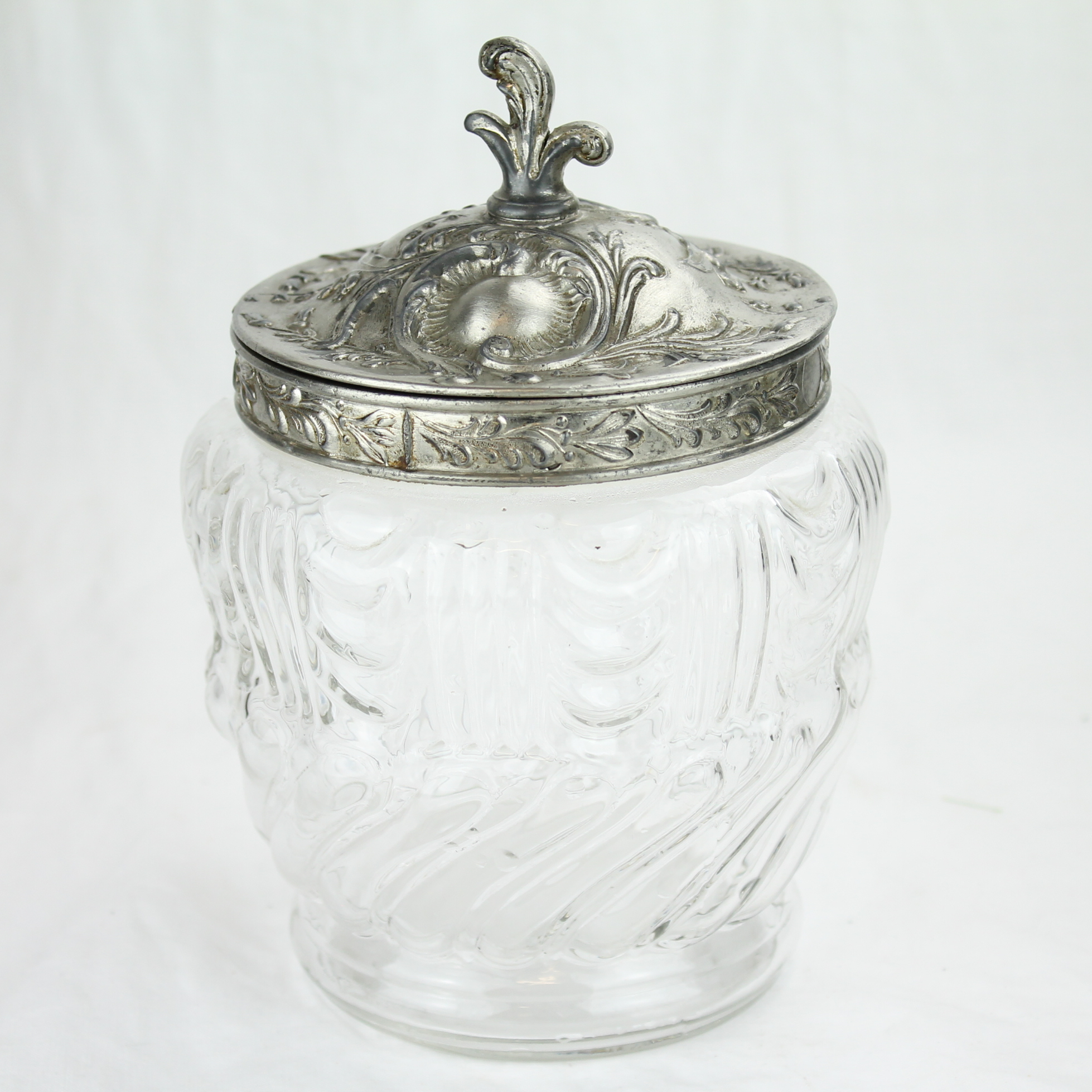 Bonbonnière ancienne - Verre et métal Bon état - 15,00 € Bonbonnière ancienne - Verre et métal Bon état reconditionné disponible sur Label Emmaüs