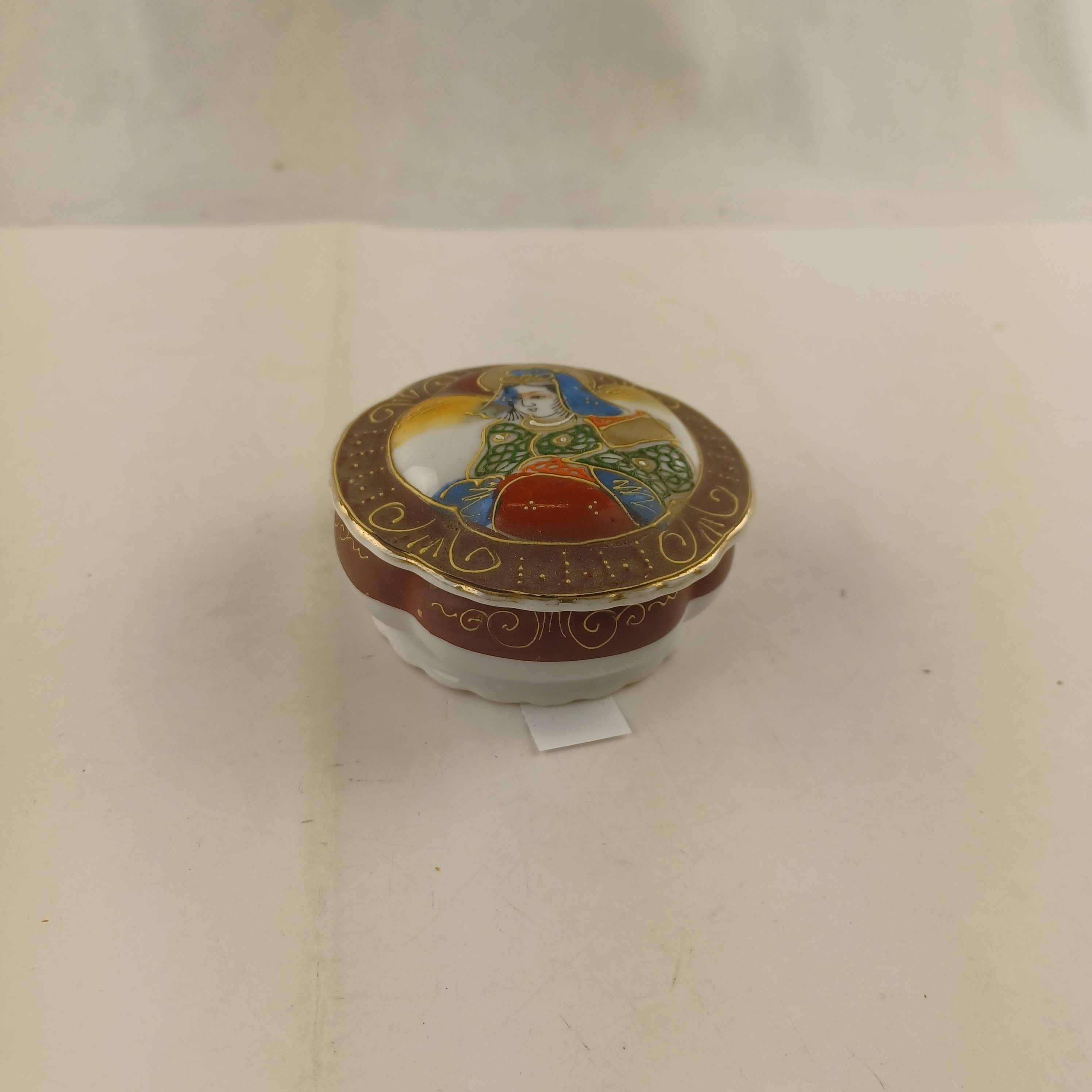 Voir photo 3 de Bonbonnière de porcelaine japonaise Bonbonnière de porcelaine japonaise Très bon état reconditionné photo 3