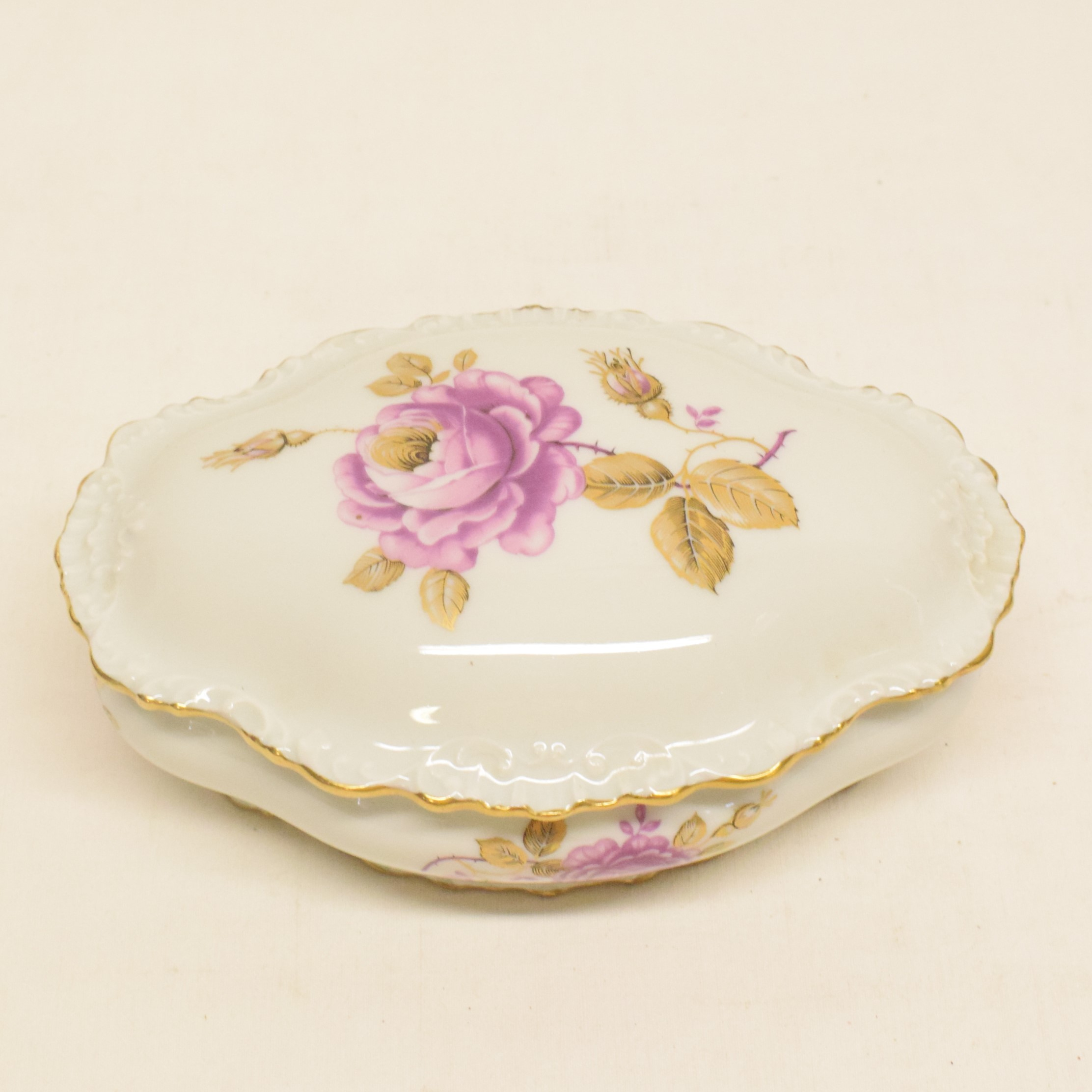 Voir photo 2 de Bonbonnière décor roses en porcelaine d'art de Limoges Bonbonnière décor roses en porcelaine d'art de Limoges État correct reconditionné photo 2