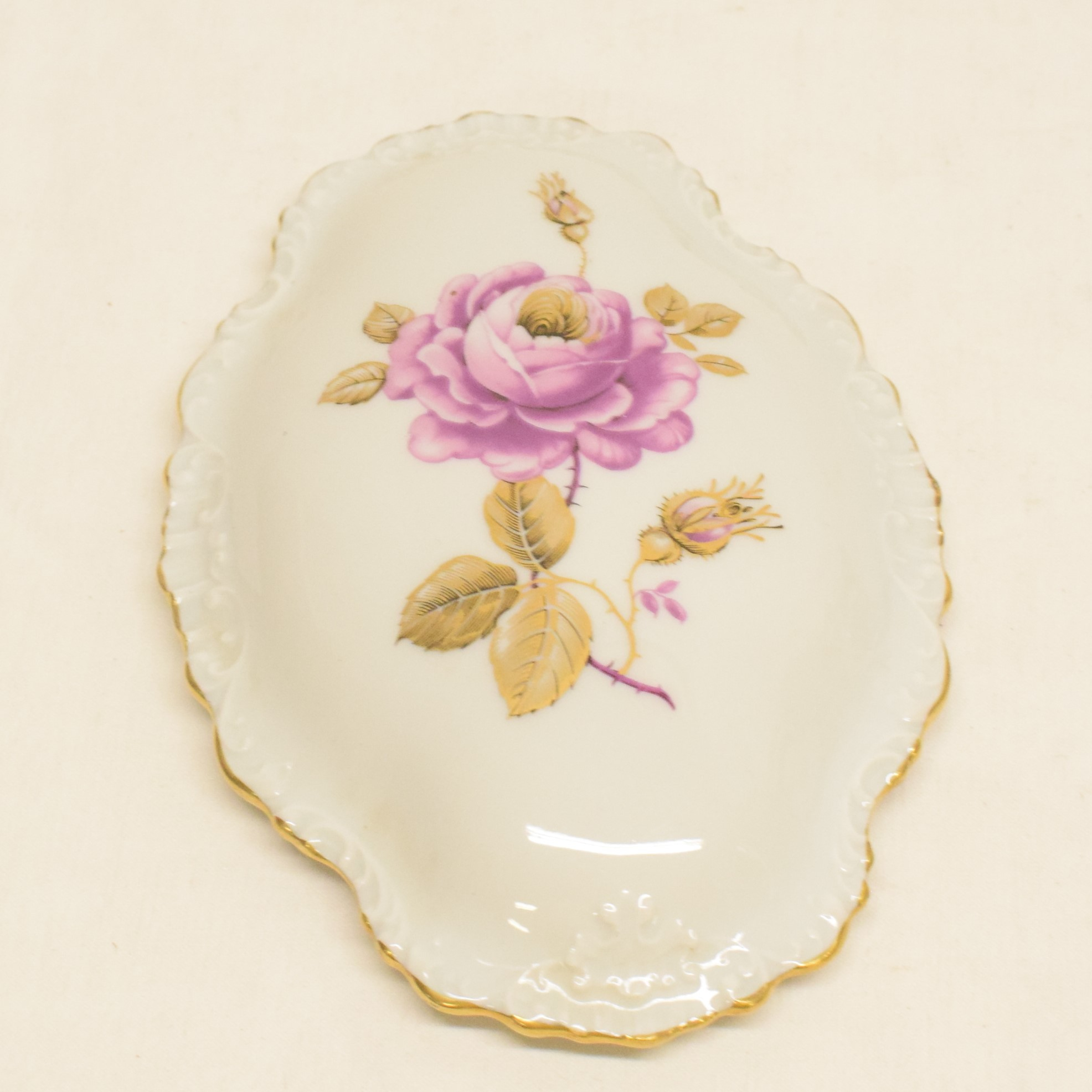 Voir photo 3 de Bonbonnière décor roses en porcelaine d'art de Limoges Bonbonnière décor roses en porcelaine d'art de Limoges État correct reconditionné photo 3