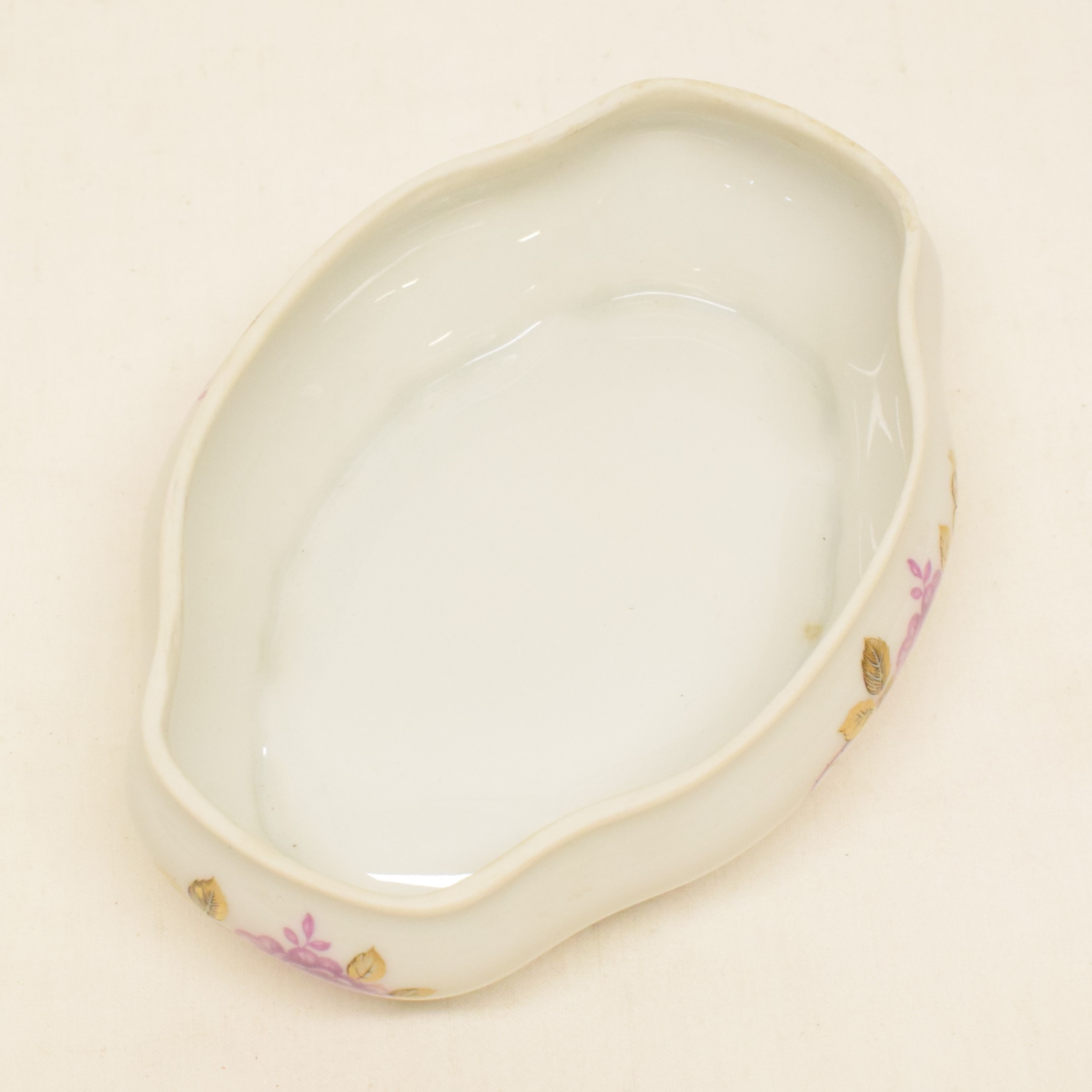 Voir photo 4 de Bonbonnière décor roses en porcelaine d'art de Limoges Bonbonnière décor roses en porcelaine d'art de Limoges État correct reconditionné photo 4