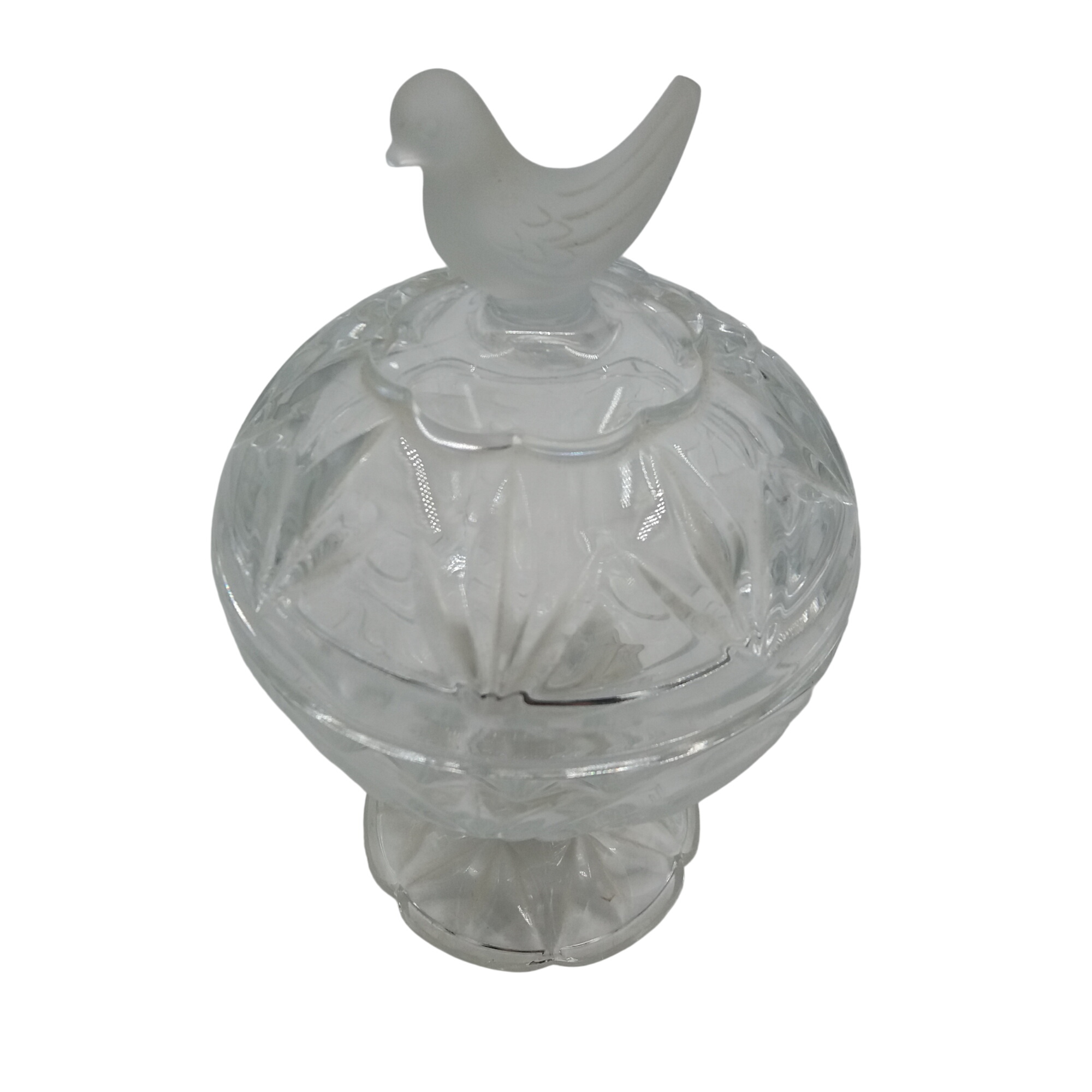 Bonbonnière en cristal d’Arques. Ciselé. Couvercle surmonté d’un oiseau. Etiquette d’origine sous la pièce. Très bon état - 25,00 € Bonbonnière en cristal d’Arques. Ciselé. Couvercle surmonté d’un oiseau. Etiquette d’origine sous la pièce. Très bon état reconditionné disponible sur Label Emmaüs