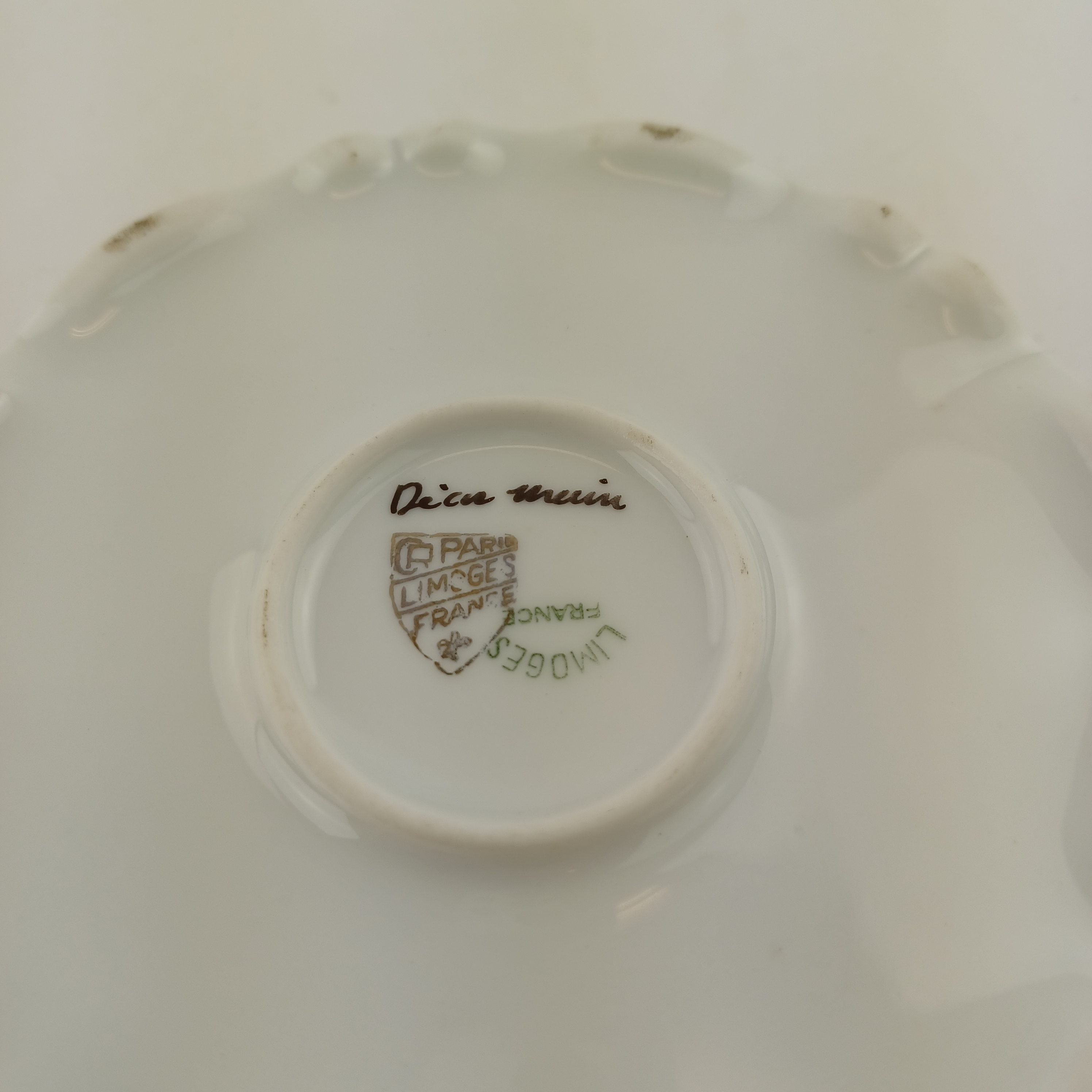 Voir photo 4 de Bonbonnière en porcelaine de Limoges de 11cm de diamètre décoré à la main de rubans dorés Bonbonnière en porcelaine de Limoges de 11cm de diamètre décoré à la main de rubans dorés reconditionné photo 4