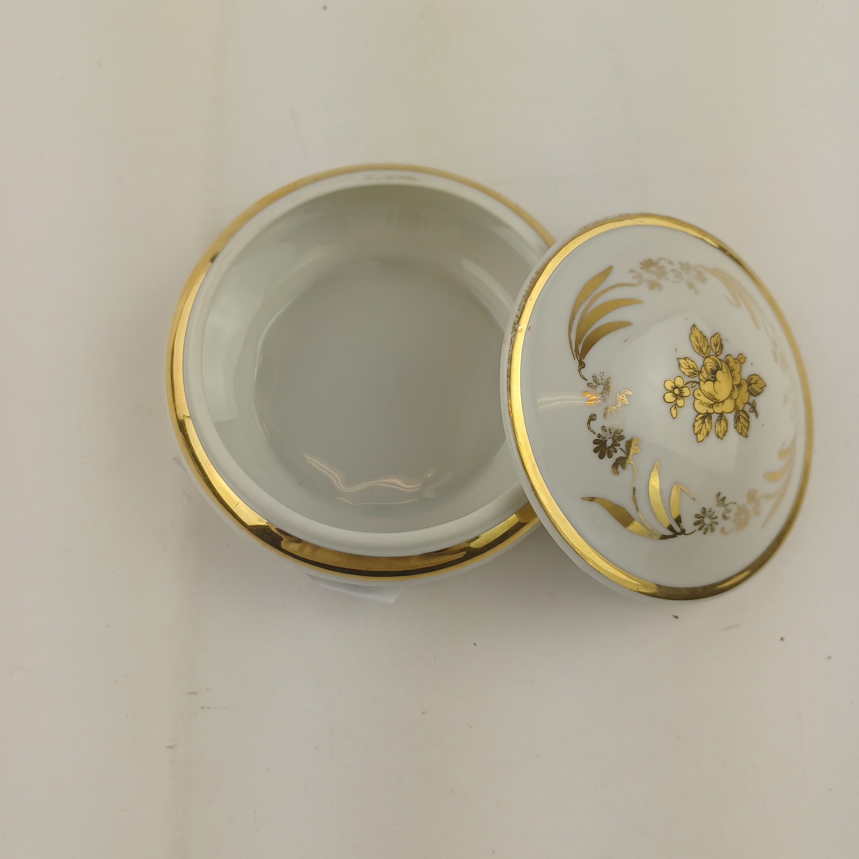 Voir photo 4 de Bonbonniere en porcelaine de Limoges Stylis de 11cm de diamètre Bonbonniere en porcelaine de Limoges Stylis de 11cm de diamètre Très bon état reconditionné photo 4