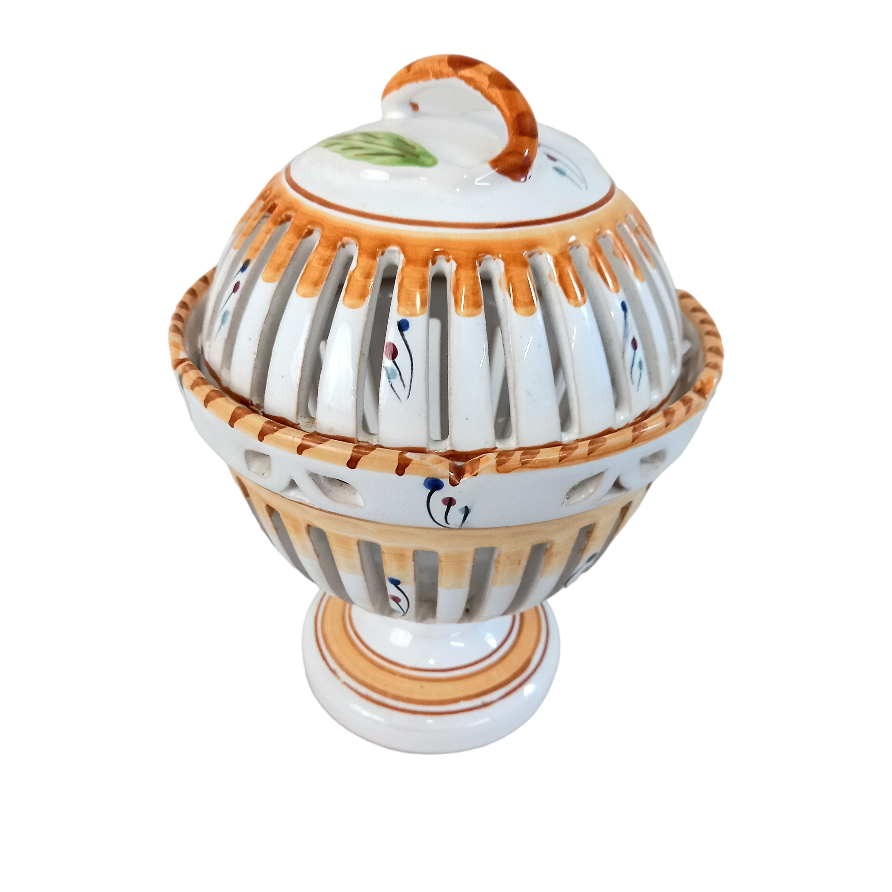 Bonbonnière en porcelaine Bon état - 15,20 € Bonbonnière en porcelaine Bon état reconditionné disponible sur Label Emmaüs