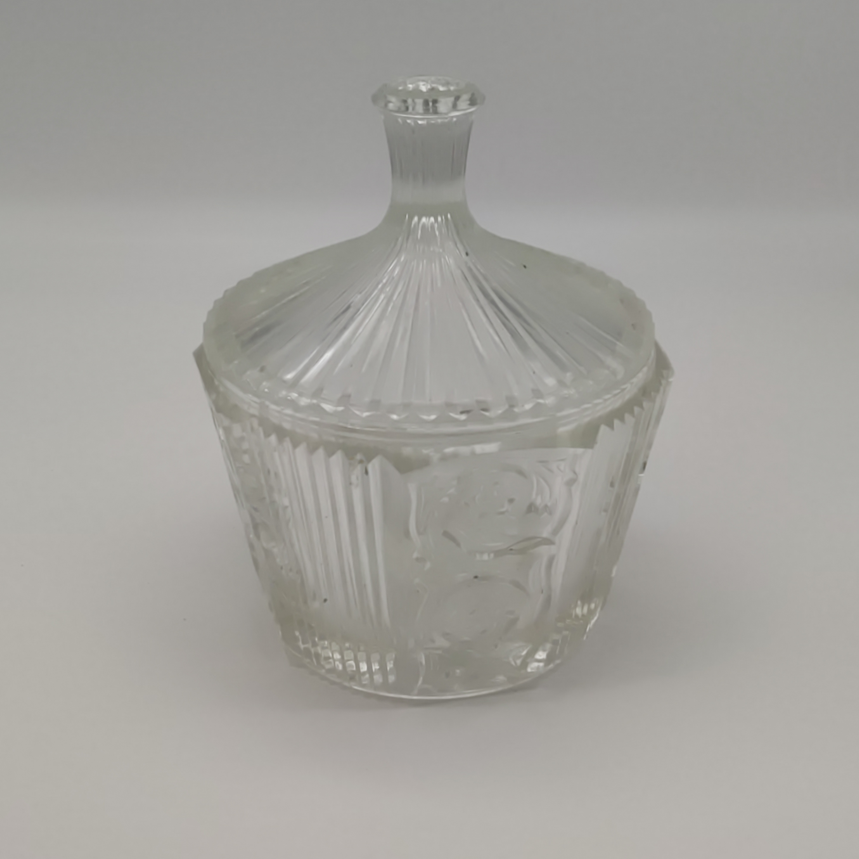 Bonbonnière en verre Bon état - 11,00 € Bonbonnière en verre Bon état reconditionné disponible sur Label Emmaüs