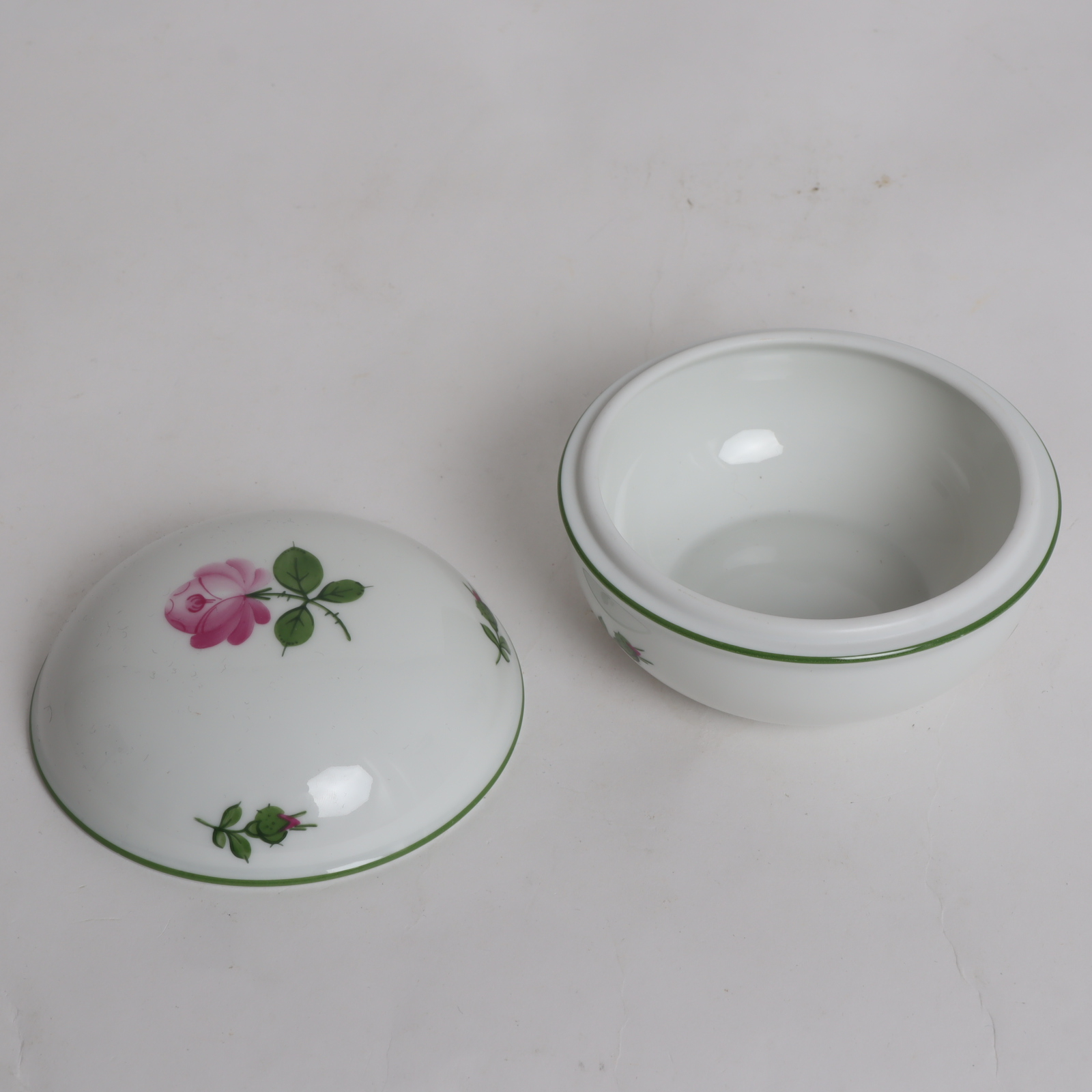 Voir photo 3 de Bonbonnière porcelaine de Vienne Bonbonnière porcelaine de Vienne Bon état reconditionné photo 3