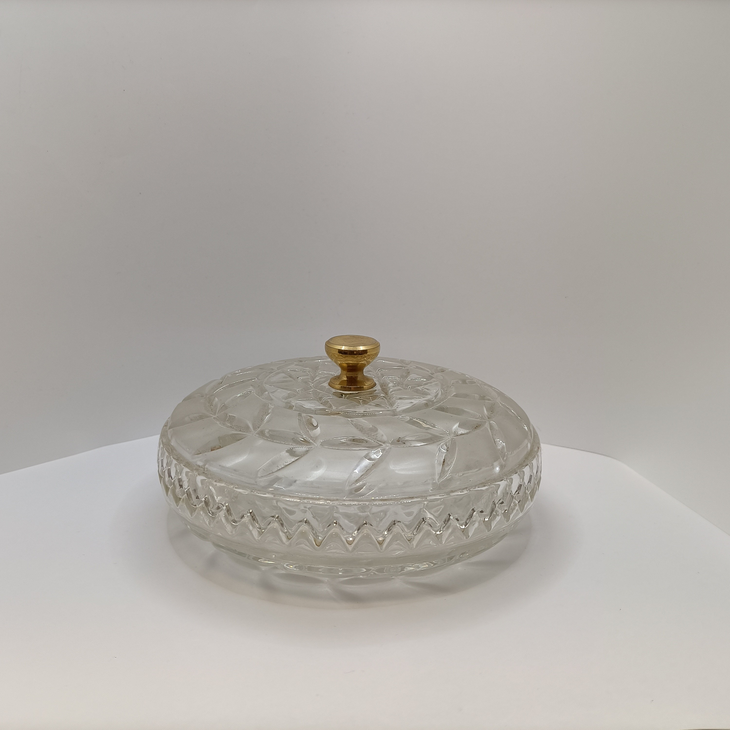 Voir photo 2 de Bonbonnière vintage en verre pressé avec couvercle décor géométrique Ø14,5 cm Bonbonnière vintage en verre pressé avec couvercle décor géométrique Ø14,5 cm Très bon état reconditionné photo 2