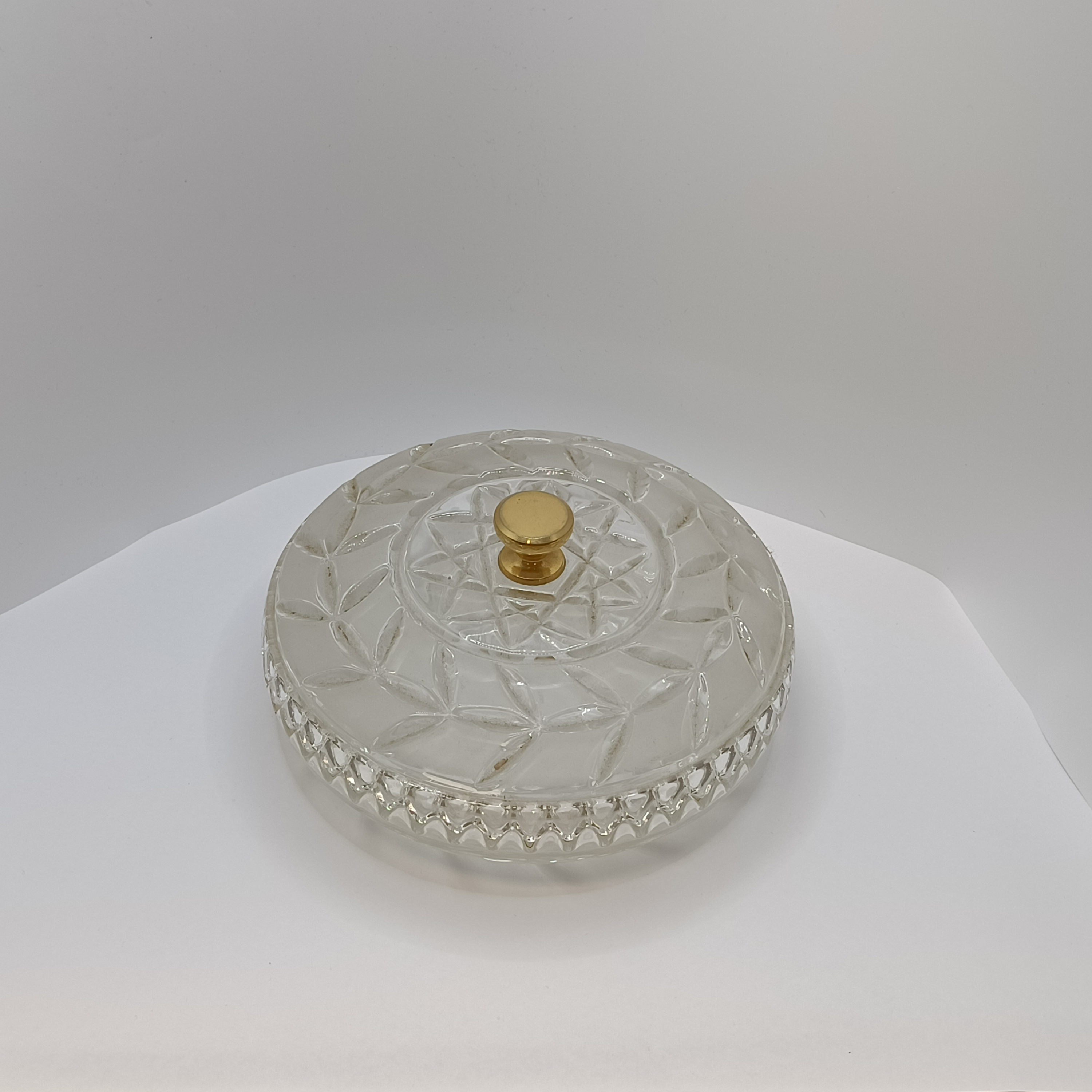 Voir photo 3 de Bonbonnière vintage en verre pressé avec couvercle décor géométrique Ø14,5 cm Bonbonnière vintage en verre pressé avec couvercle décor géométrique Ø14,5 cm Très bon état reconditionné photo 3