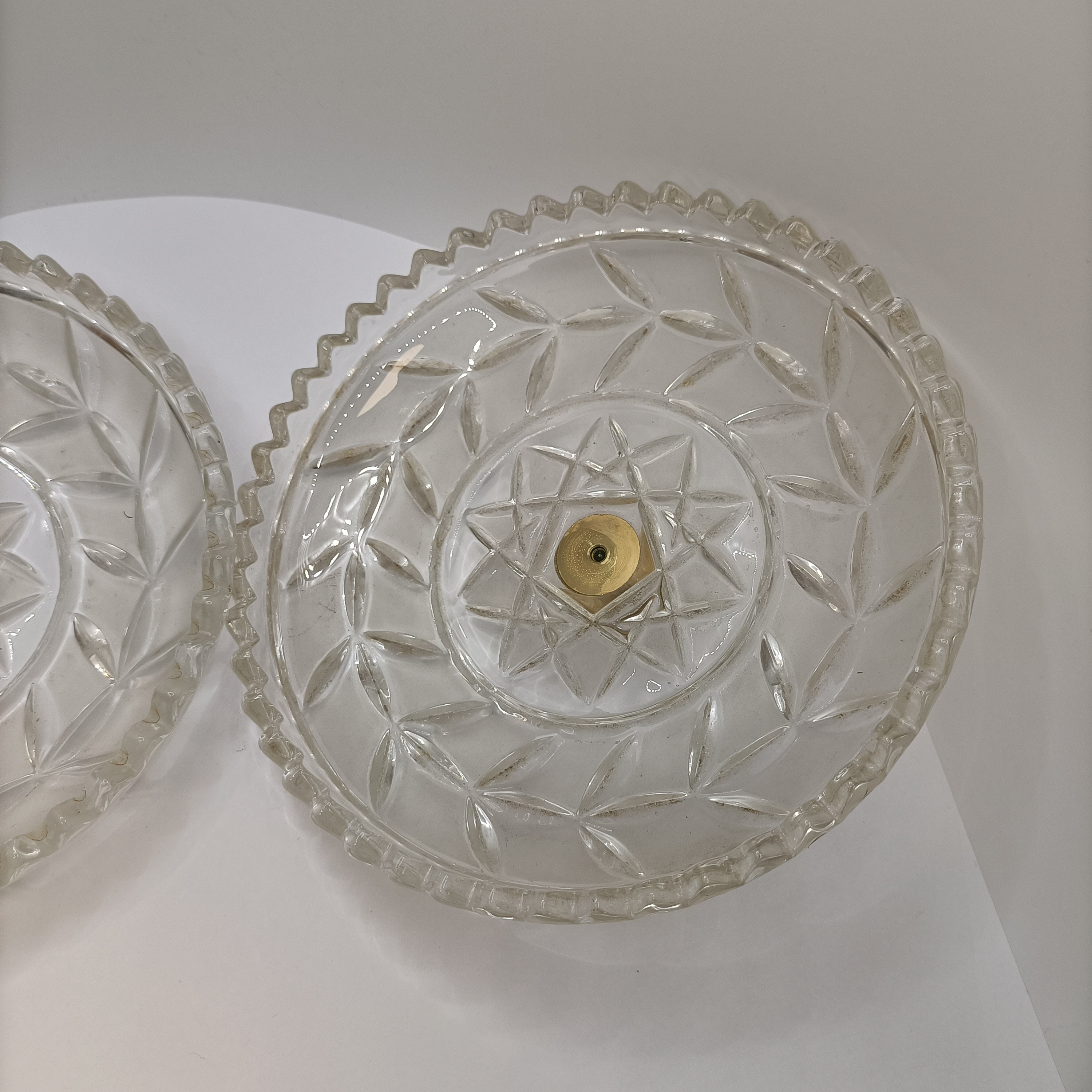 Voir photo 4 de Bonbonnière vintage en verre pressé avec couvercle décor géométrique Ø14,5 cm Bonbonnière vintage en verre pressé avec couvercle décor géométrique Ø14,5 cm Très bon état reconditionné photo 4